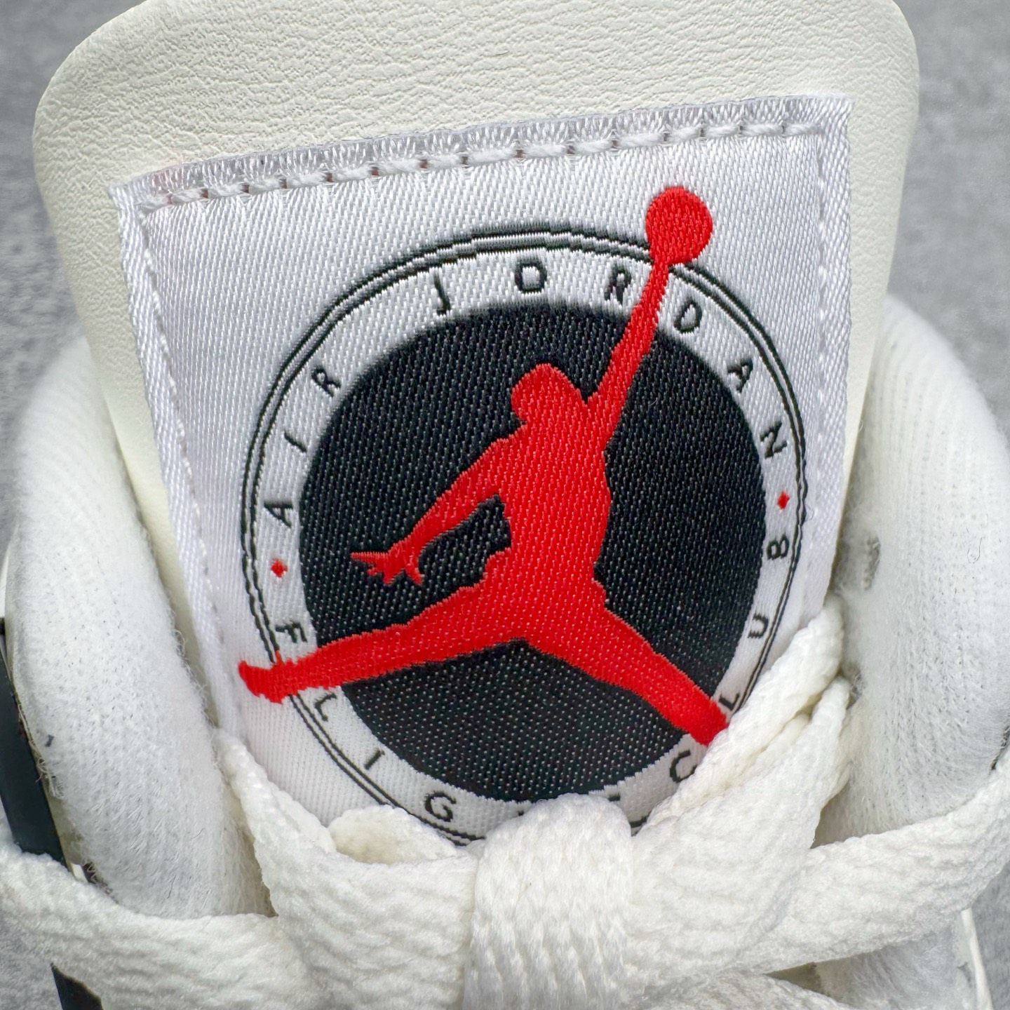 图片[13]-＃GX Air Jordan AJ4 “Flight Club”Sail/Black-University Red 飞行俱乐部 IM4002-100 全新批次 重点区分市面 唯一正确细节 后跟饰片中心位置有合模线 超弹硅胶材质 内层不织布补强 补强为硅胶提供更强耐久性 避免断裂 圈内最强四代 独家外贸特供尺码含 45.5 49.5 50.5 耗时半年巨作 全套原纸板楦头开发 原厂特供皮料加持 确保原汁原味 完美呈现四代版型 一比一鞋头弧度高度鞋身弧度 数据细节工艺流程均保持原鞋一致 原厂TPU网格鞋带扣 正确内里网布 菱角分明不变形无多余毛边 柔软性质感一致于原鞋 市场唯一原厂鞋扣模具 背面可见隐藏注塑口 原厂织唛标 原厂飞人电绣工艺 尾指中部跳三针 独家绑鞋带手法 印刷中底布 四线拉帮 米色美纹纸贴合固定 进口港宝加持 后跟自然饱满 全鞋荧光划线卡点 追求极致完美 每一双都是工艺品 多重QC质检 超越公司货的品控标准 实实在在的免检产品 尺码：40 40.5 41 42 42.5 43 44 44.5 45 45.5 46 47.5 48.5 49.5 50.5-选品中心