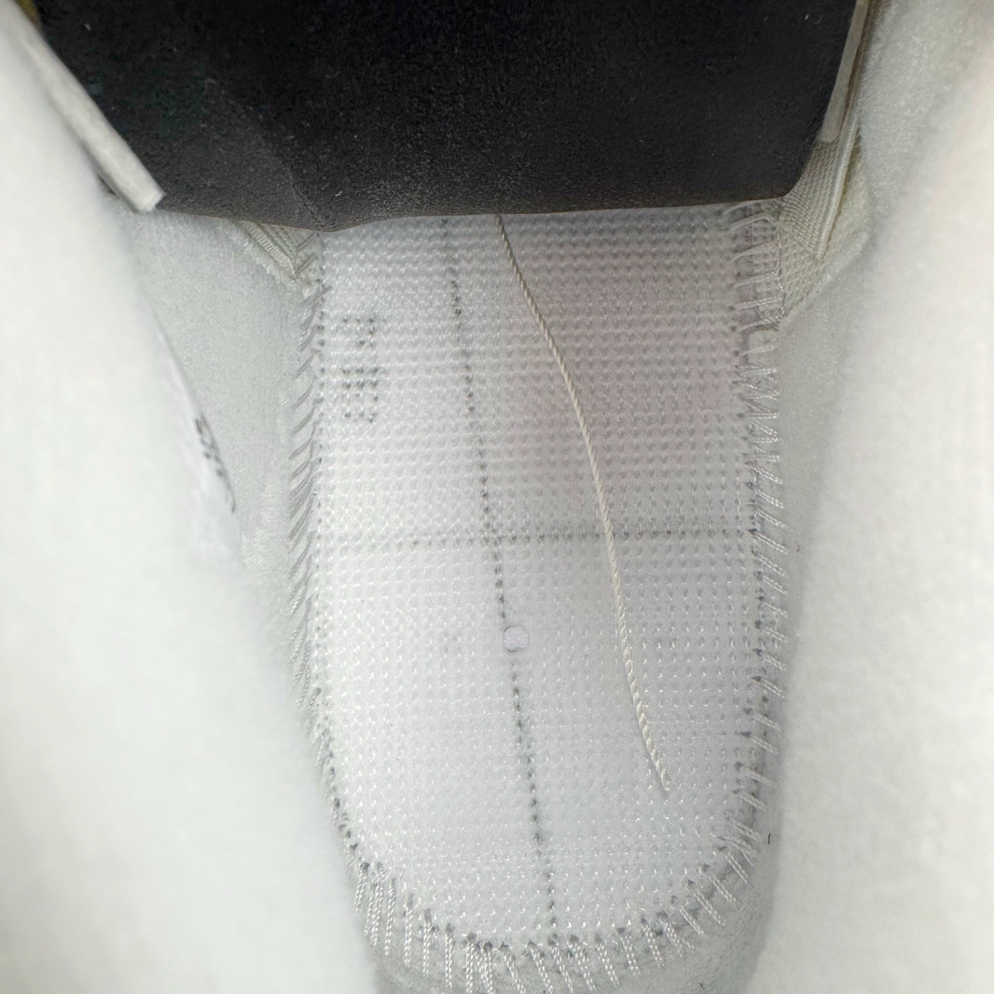 图片[11]-＃GX Air Jordan AJ4 “Flight Club”Sail/Black-University Red 飞行俱乐部 IM4002-100 全新批次 重点区分市面 唯一正确细节 后跟饰片中心位置有合模线 超弹硅胶材质 内层不织布补强 补强为硅胶提供更强耐久性 避免断裂 圈内最强四代 独家外贸特供尺码含 45.5 49.5 50.5 耗时半年巨作 全套原纸板楦头开发 原厂特供皮料加持 确保原汁原味 完美呈现四代版型 一比一鞋头弧度高度鞋身弧度 数据细节工艺流程均保持原鞋一致 原厂TPU网格鞋带扣 正确内里网布 菱角分明不变形无多余毛边 柔软性质感一致于原鞋 市场唯一原厂鞋扣模具 背面可见隐藏注塑口 原厂织唛标 原厂飞人电绣工艺 尾指中部跳三针 独家绑鞋带手法 印刷中底布 四线拉帮 米色美纹纸贴合固定 进口港宝加持 后跟自然饱满 全鞋荧光划线卡点 追求极致完美 每一双都是工艺品 多重QC质检 超越公司货的品控标准 实实在在的免检产品 尺码：40 40.5 41 42 42.5 43 44 44.5 45 45.5 46 47.5 48.5 49.5 50.5-选品中心