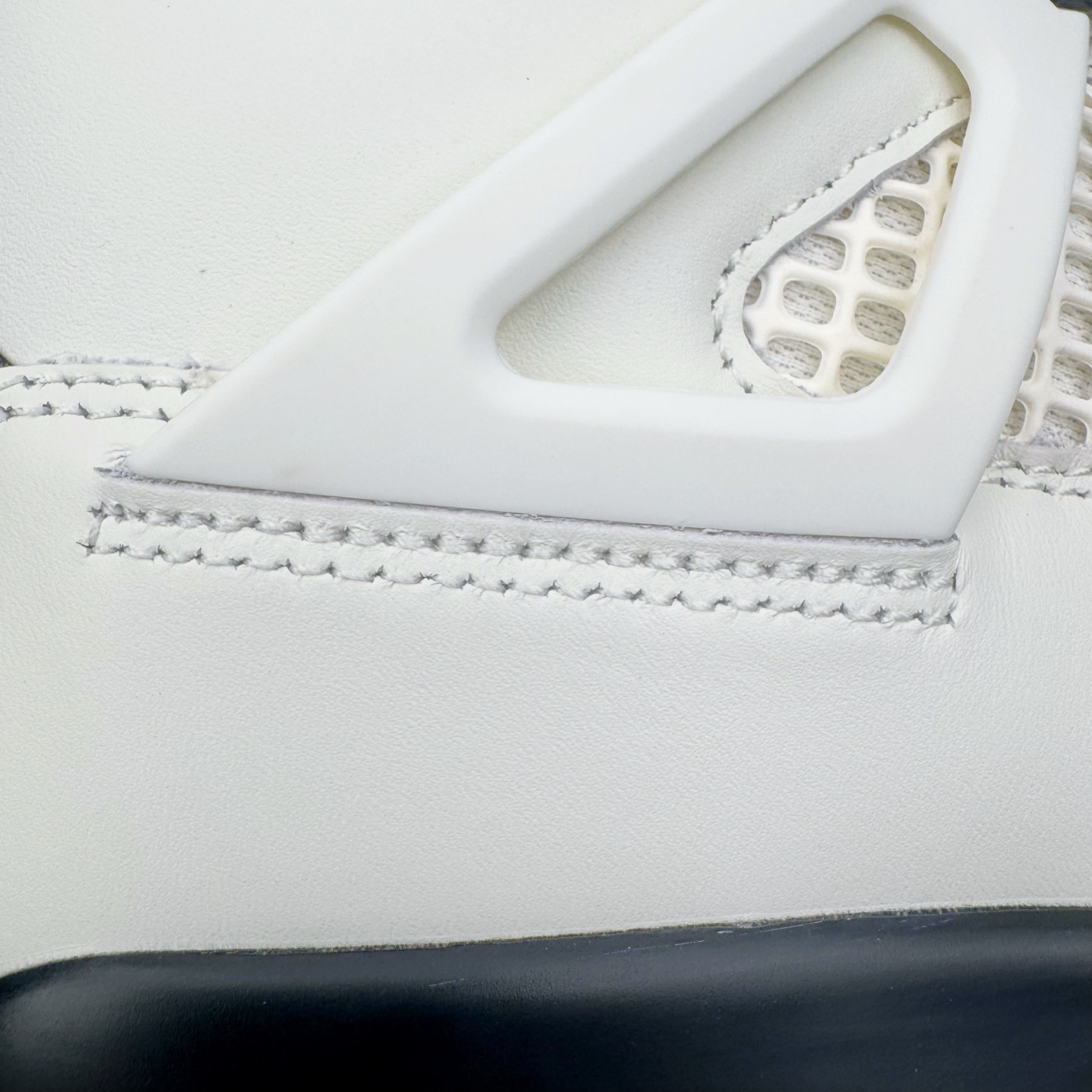 图片[15]-＃GX Air Jordan AJ4 “Flight Club”Sail/Black-University Red 飞行俱乐部 IM4002-100 全新批次 重点区分市面 唯一正确细节 后跟饰片中心位置有合模线 超弹硅胶材质 内层不织布补强 补强为硅胶提供更强耐久性 避免断裂 圈内最强四代 独家外贸特供尺码含 45.5 49.5 50.5 耗时半年巨作 全套原纸板楦头开发 原厂特供皮料加持 确保原汁原味 完美呈现四代版型 一比一鞋头弧度高度鞋身弧度 数据细节工艺流程均保持原鞋一致 原厂TPU网格鞋带扣 正确内里网布 菱角分明不变形无多余毛边 柔软性质感一致于原鞋 市场唯一原厂鞋扣模具 背面可见隐藏注塑口 原厂织唛标 原厂飞人电绣工艺 尾指中部跳三针 独家绑鞋带手法 印刷中底布 四线拉帮 米色美纹纸贴合固定 进口港宝加持 后跟自然饱满 全鞋荧光划线卡点 追求极致完美 每一双都是工艺品 多重QC质检 超越公司货的品控标准 实实在在的免检产品 尺码：40 40.5 41 42 42.5 43 44 44.5 45 45.5 46 47.5 48.5 49.5 50.5-选品中心