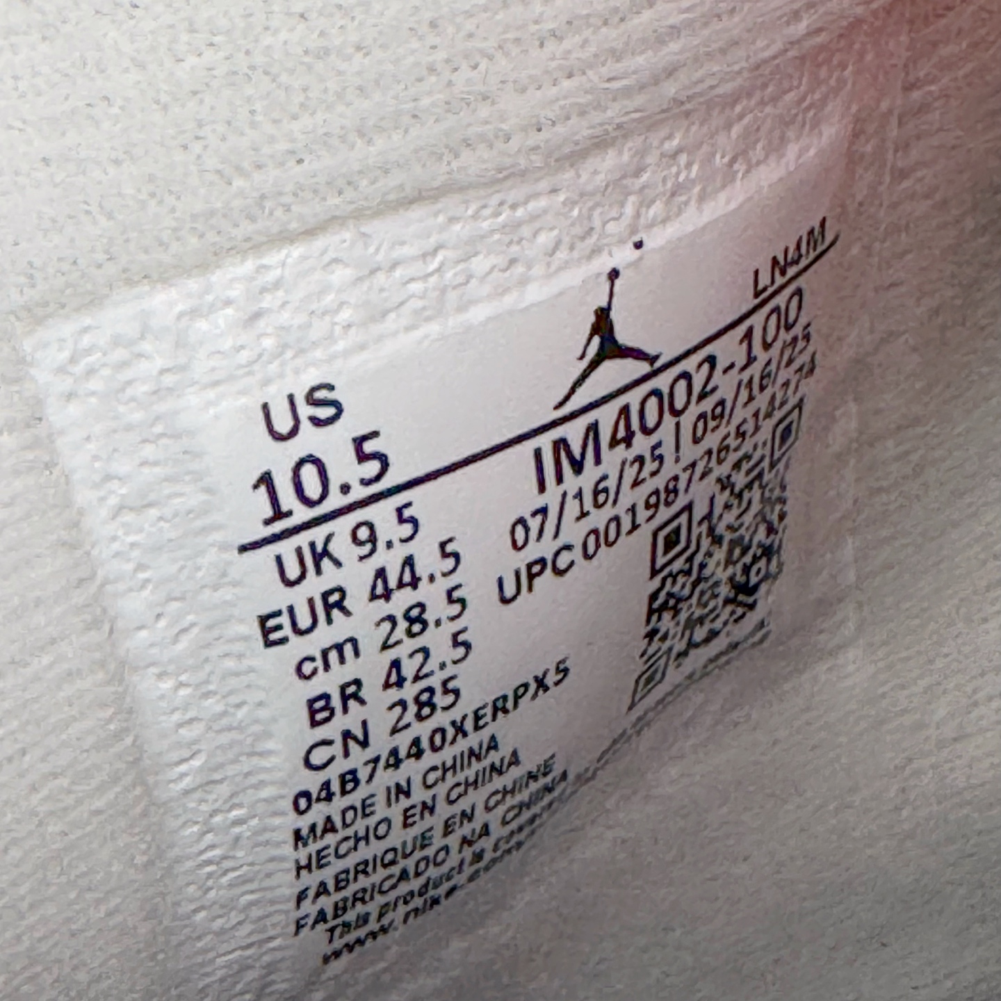 图片[12]-＃GX Air Jordan AJ4 “Flight Club”Sail/Black-University Red 飞行俱乐部 IM4002-100 全新批次 重点区分市面 唯一正确细节 后跟饰片中心位置有合模线 超弹硅胶材质 内层不织布补强 补强为硅胶提供更强耐久性 避免断裂 圈内最强四代 独家外贸特供尺码含 45.5 49.5 50.5 耗时半年巨作 全套原纸板楦头开发 原厂特供皮料加持 确保原汁原味 完美呈现四代版型 一比一鞋头弧度高度鞋身弧度 数据细节工艺流程均保持原鞋一致 原厂TPU网格鞋带扣 正确内里网布 菱角分明不变形无多余毛边 柔软性质感一致于原鞋 市场唯一原厂鞋扣模具 背面可见隐藏注塑口 原厂织唛标 原厂飞人电绣工艺 尾指中部跳三针 独家绑鞋带手法 印刷中底布 四线拉帮 米色美纹纸贴合固定 进口港宝加持 后跟自然饱满 全鞋荧光划线卡点 追求极致完美 每一双都是工艺品 多重QC质检 超越公司货的品控标准 实实在在的免检产品 尺码：40 40.5 41 42 42.5 43 44 44.5 45 45.5 46 47.5 48.5 49.5 50.5-选品中心