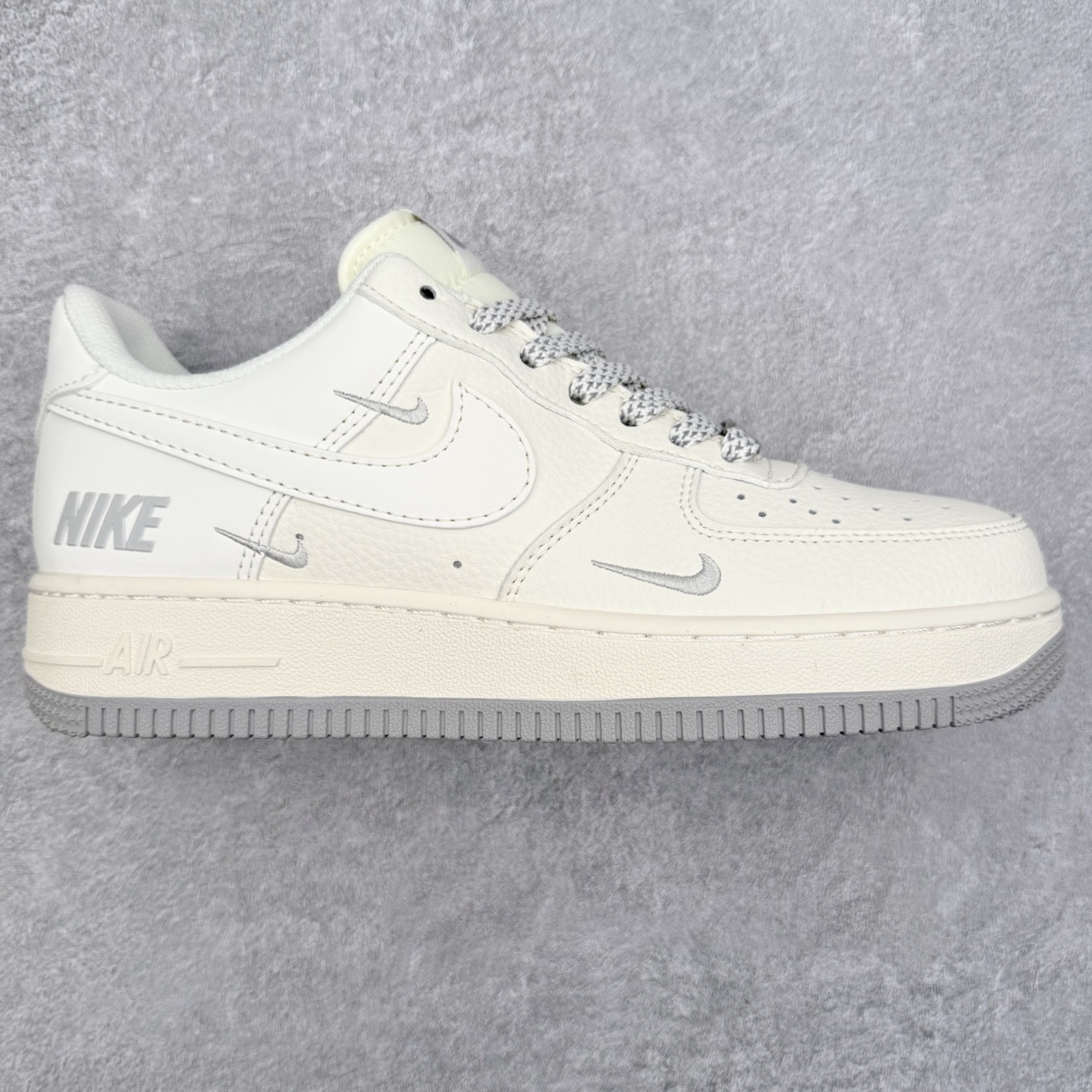 NK Air Force 1´07 Low 空军一号低帮百搭休闲运动板鞋 HH7518-052 柔软、弹性十足的缓震性能和出色的中底设计 横跨复古与现代的外型结合 造就出风靡全球 三十多年的Force 1 直到今天还深受青睐 实拍调校N版已经零色差零失真 百分百还原实物色彩所见即所得 不存在货不对板色差等低级问题 选购参考实物拍摄 不混卖不参货 只用心做好货严格选品 承诺混一赔十 尺码：36 36.5 37.5 38 38.5 39 40 40.5 41 42 42.5 43 44 44.5 45-选品中心