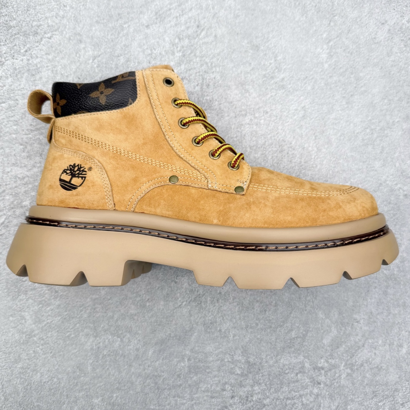 Louis Vuitton 路易威登 LV秋冬新款轻底休闲大黄靴 #代购专供品质 高弹Modern 外置防滑橡塑发泡超轻大底 系带设计 穿脱十分方便 采用TPU模压定型真皮鞋面材质#EVA轻翼科技外底具有防滑,耐磨和良好的弹性 Pharrell Williams充分发挥了作为Louis Vuitton创意总监的角色 这款鞋重新定义了 6英寸大黄靴的经典设计 致敬1996年Grandmaster Flash经典黄靴造型 原厂五金鞋带扣 工艺全新升级 中山大厂代工 原单进口皮料 独立私模大底，正确logo， 原装一致头层磨砂皮 搭配经典老花领口 全新原厂包装鞋盒 市场独家供应 尺码：39-43（皮鞋码）-选品中心