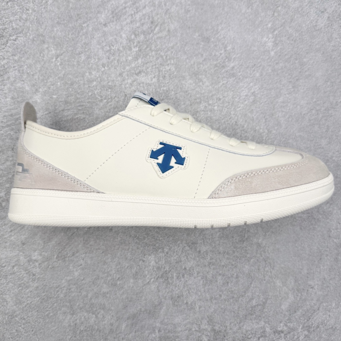 DESCENTE Chron 迪桑特复古拼接 舒适百搭 耐磨低帮生活休闲鞋 是一款集复古与现代于一体的低帮跑步鞋 简洁的牛皮鞋面不仅彰显出时尚的质感 还适用于多种场合的穿搭 这款鞋子的透气性能极佳 轻质弹性鞋底则提供了良好的舒适度和耐磨性 使你在行走或跑步时都能感受到脚底的柔软与支撑 尺码：36 36.5 37.5 38 38.5 39 40 40.5 41 42 42.5 43 44 44.5 45-选品中心