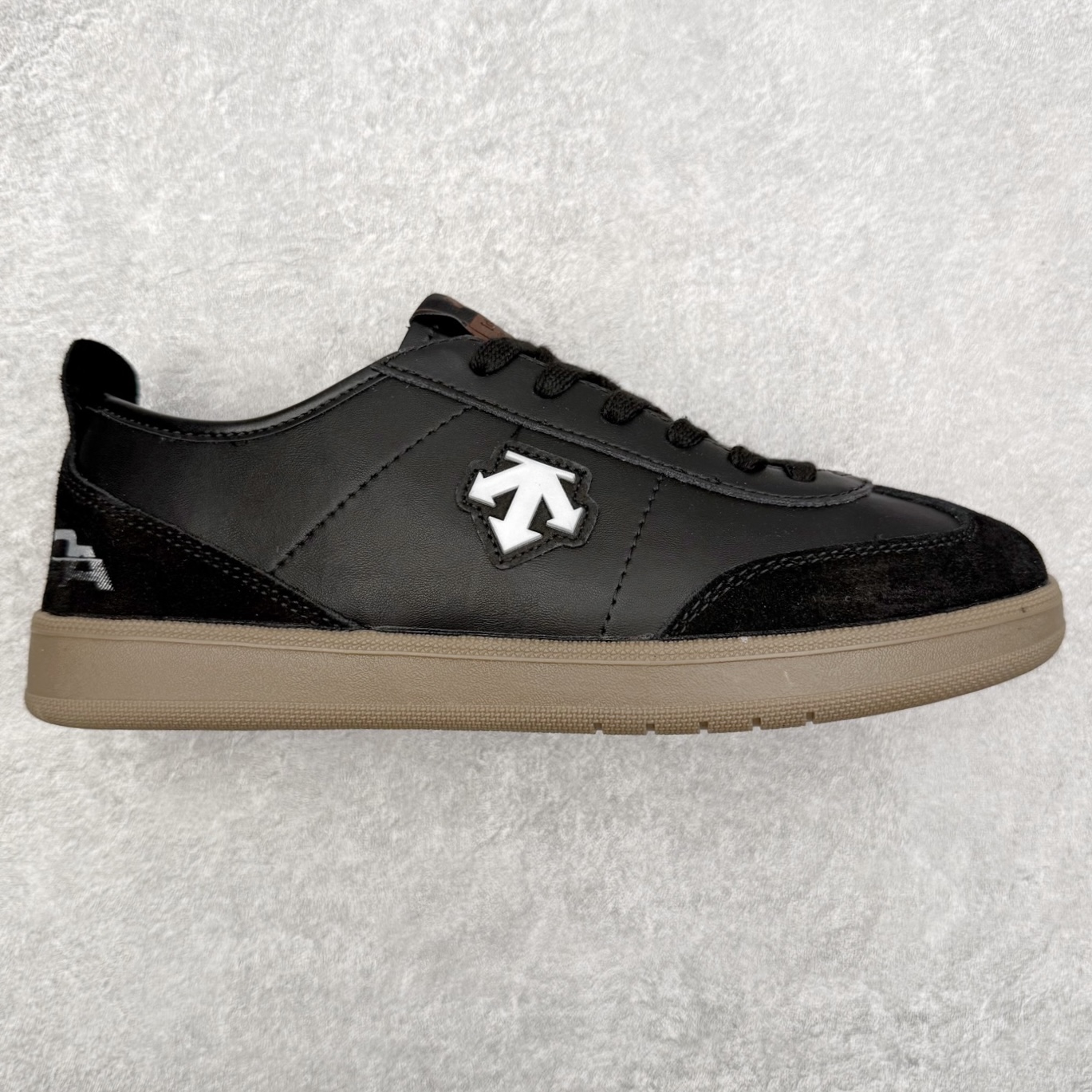 DESCENTE Chron 迪桑特复古拼接 舒适百搭 耐磨低帮生活休闲鞋 是一款集复古与现代于一体的低帮跑步鞋 简洁的牛皮鞋面不仅彰显出时尚的质感 还适用于多种场合的穿搭 这款鞋子的透气性能极佳 轻质弹性鞋底则提供了良好的舒适度和耐磨性 使你在行走或跑步时都能感受到脚底的柔软与支撑 尺码：36 36.5 37.5 38 38.5 39 40 40.5 41 42 42.5 43 44 44.5 45-选品中心