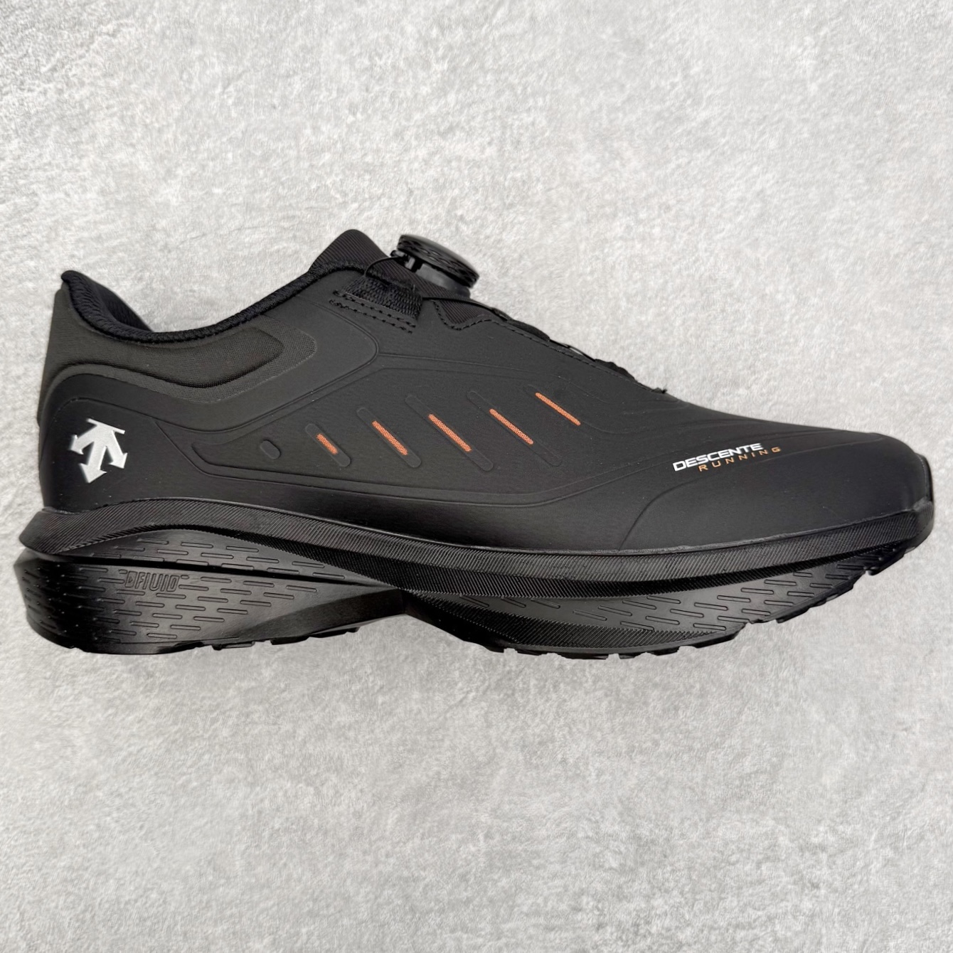 ＃HP DESCENTE RUNNING DFLUID 迪桑特流体鞋缓震BOA防水回弹支撑跑步鞋 DESCENTE（迪桑特）创立于1935年，品牌名取自法语词汇，意为“滑降”。品牌箭头标识代表滑雪的三种技术“高速直线滑行”、“穿越”和“侧滑”，也寓意品牌在打造高端专业运动产品中不断追求完美的创新精神，致力于成为中国高端专业滑雪、综训、女子、铁人三项、高尔夫的第一品牌。尺码：39 40 41 42 43 44 45-选品中心