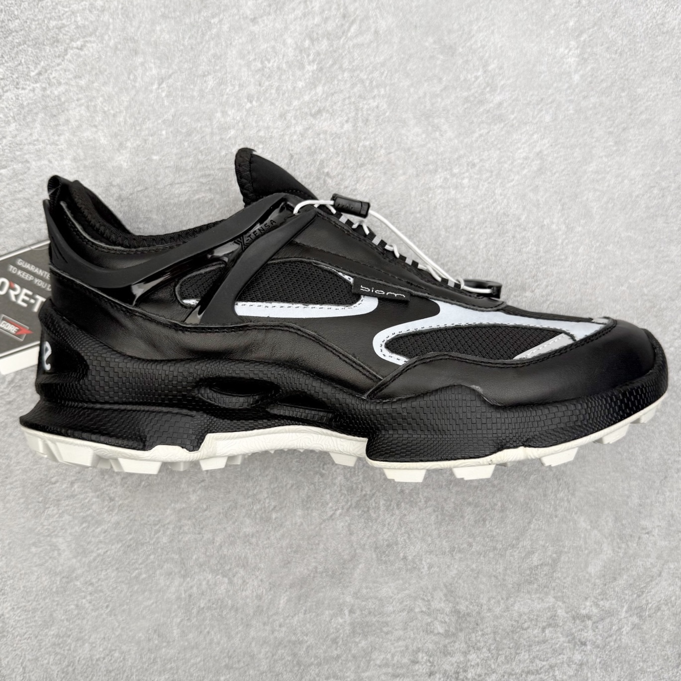 ECCO爱步健身男鞋 2023秋新款BIOM缓震舒适慢跑鞋 健步2.0 系列黄景瑜同款 城市运动鞋 GORE-TEX防水技术结合了优化的透气性和潮湿性天气防护的功能 直接注塑工艺连接鞋面与鞋底 一体成型，合脚耐穿 BIOM自然律动科技，令双足自然平行落地 长效缓震，带来裸足运动体验 橡胶大底，抓地力强，具有良好的防滑耐磨性 缓震透气 适跑畅练 尺码：39 40 41 42 43 44（正常码）-选品中心