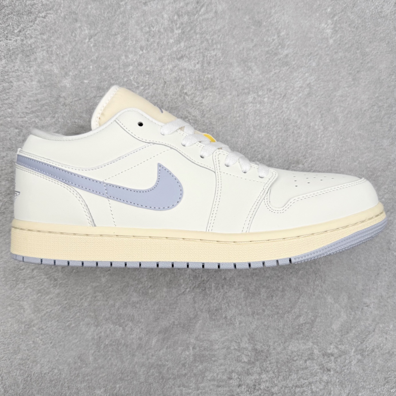 ＃K版 Air Jordan AJ1 Low 低帮 DC0774-106 全新流水线出品 DT版本唯一平替选择 市场第二梯队最强版 全部原鞋开发 原楦原纸板开发 全鞋电脑针车 原厂内置全掌气垫 原盒内在原标 唯一Zp原版鞋带绑法 免检产品 全新2022版型 全头层皮料 完美零毛边处理 原厂配置全掌气垫 价格定位良心 几十个配色陆续出货 实拍调校N版已经零色差零失真 百分百还原实物色彩所见即所得 不存在货不对板色差等低级问题 选购参考实物拍摄 不混卖不参货 只用心做好货严格选品 承诺混一赔十 尺码：36 36.5 37.5 38 38.5 39 40 40.5 41 42 42.5 43 44 44.5 45-选品中心