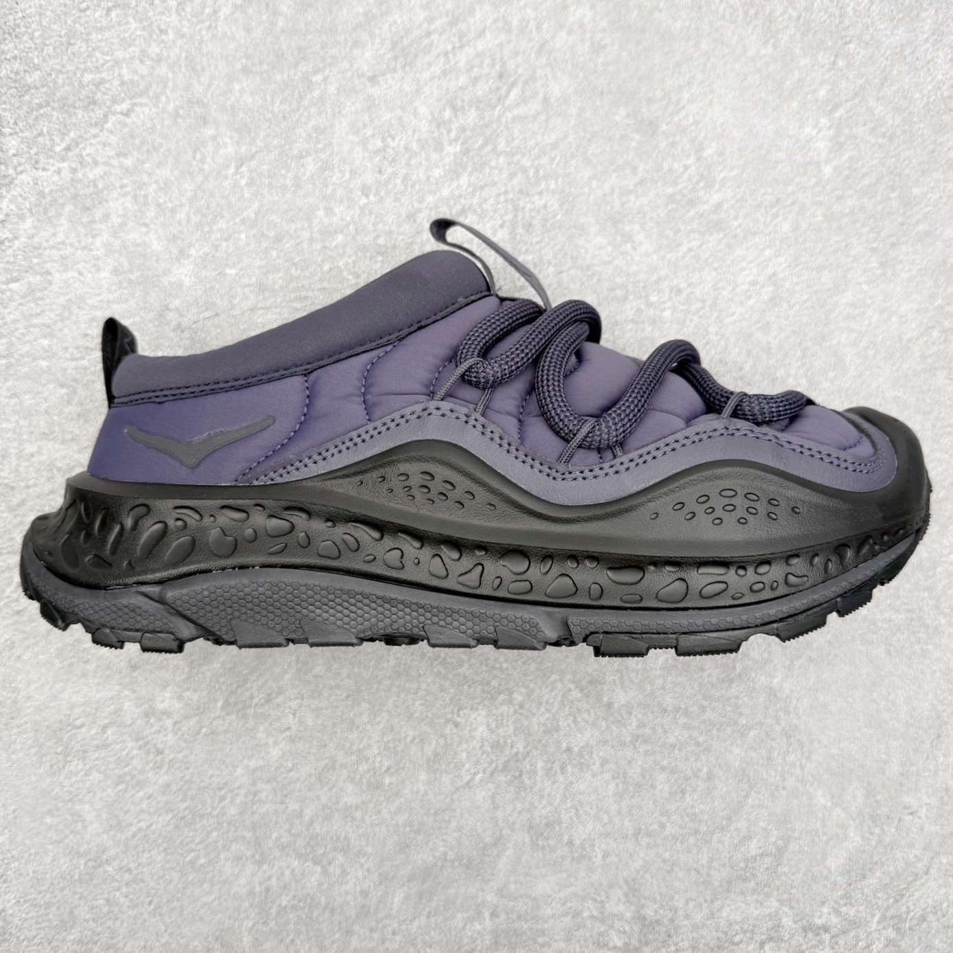 HOKA ONE ONE Ora Primo 舒适防滑低帮生活休闲鞋 虽然是以一脚蹬作为设计理念 但完全不会出现不跟脚的情况 可以看到带有一部分后跟 做到不束缚同时可以有效防止掉跟 厚度可观的鞋垫上带有凸起的纹理 上脚不会有异物感并防止打滑 鞋底搭载滚动平衡技术 为玩家提供缓震支持与舒适脚感 尺码：36 36.5 37.5 38 38.5 39 40 40.5 41 42 42.5 43 44 44.5 45 46 47-选品中心