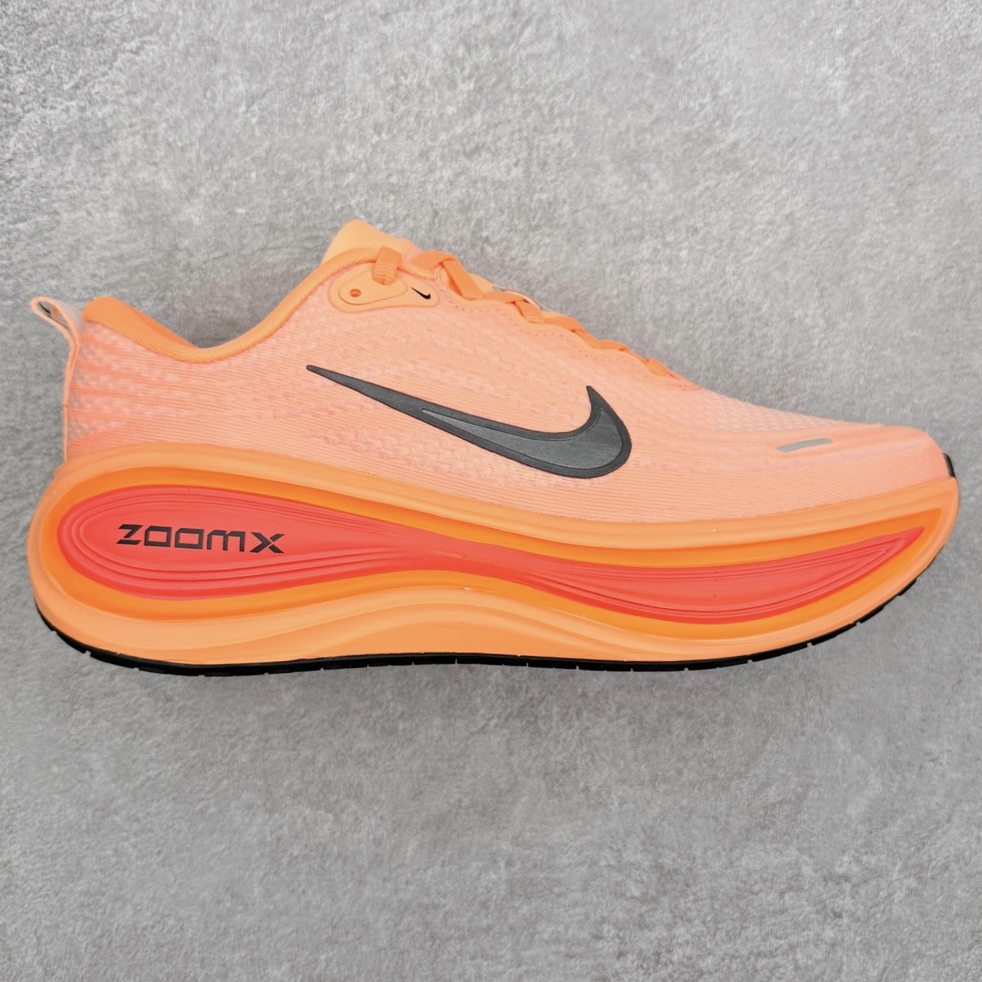 NK Vomero Plus 时尚舒适 网布防滑耐磨 低帮跑步鞋 HV8150-801 实拍调校N版已经零色差零失真 百分百还原实物色彩所见即所得 不存在货不对板色差等低级问题 选购参考实物拍摄 不混卖不参货 只用心做好货严格选品 承诺混一赔十 尺码：36 36.5 37.5 38 38.5 39 40 40.5 41 42 42.5 43 44 44.5 45-选品中心