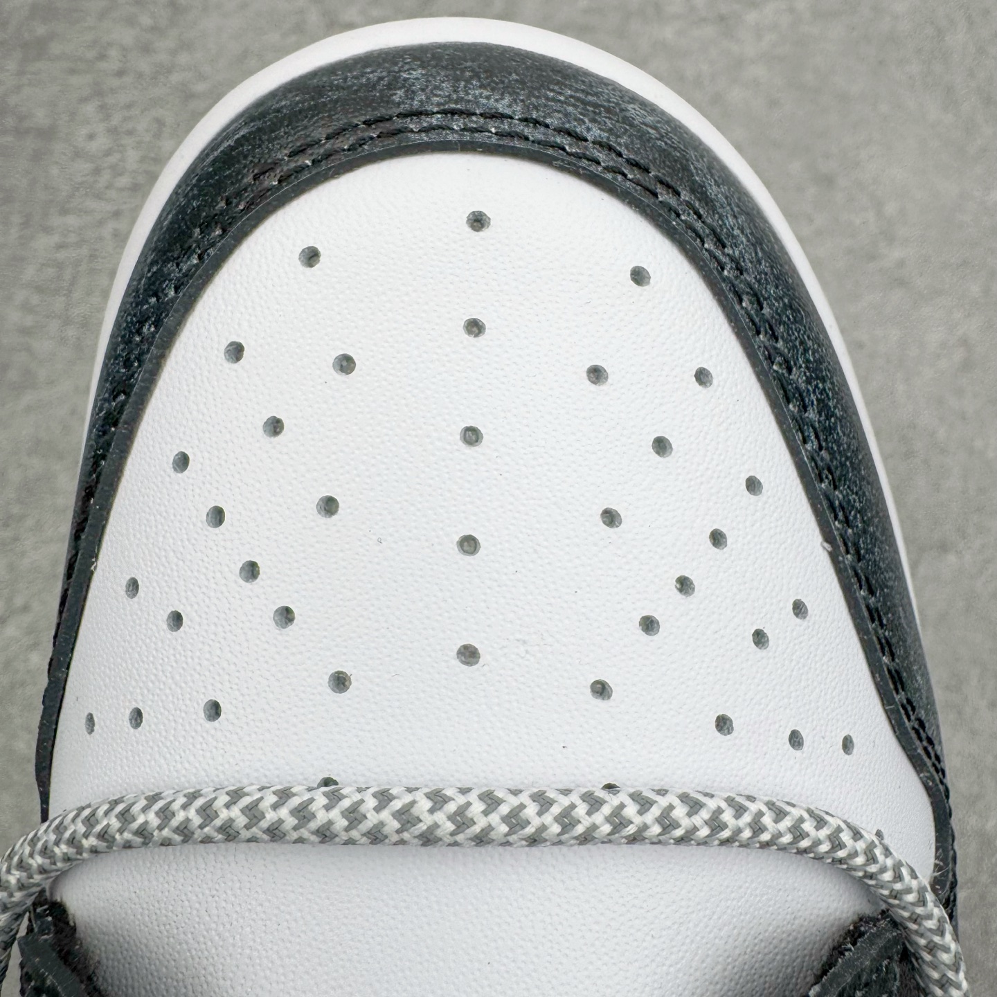 图片[15]-＃YC纯原 NK Dunk Low 清夜扪心 HF5441-100 当极简的黑白，遇见立体的3D肌理，如月光洒落水面泛起的波纹，在冷调黑白中暗藏流动的呼吸感，撕裂感黑白Swoosh延续矛盾美学，似自我对话中的清醒与挣扎；灰白编织鞋带穿插银色金属孔环，细节处呼应现代青年的精致仪式感。定制系列天花板 无原鞋不开发 全系列得物原鞋一比一校对开发 配色持续更新中 终端对接 优势输出 全套原厂楦头原纸板数据档案倾力打造 原汁原味莞产 极致还原 圈内最强针车工艺 高端零售指定版 广东原厂配套原盒原标 鞋盒分三个尺码段 原厂冲刀 超高清洁度 全鞋零毛边皮料切割 采用原厂百宏鞋带以及原厂百宏织唛舌标 内标可供原厂几率过验 进口原装条纹中底布 四线拉帮白色点胶 原厂拉帮手法遵循公司 原厂电绣 极致还原 尺码：36 36.5 37.5 38 38.5 39 40 40.5 41 42 42.5 43 44 44.5 45 46-选品中心