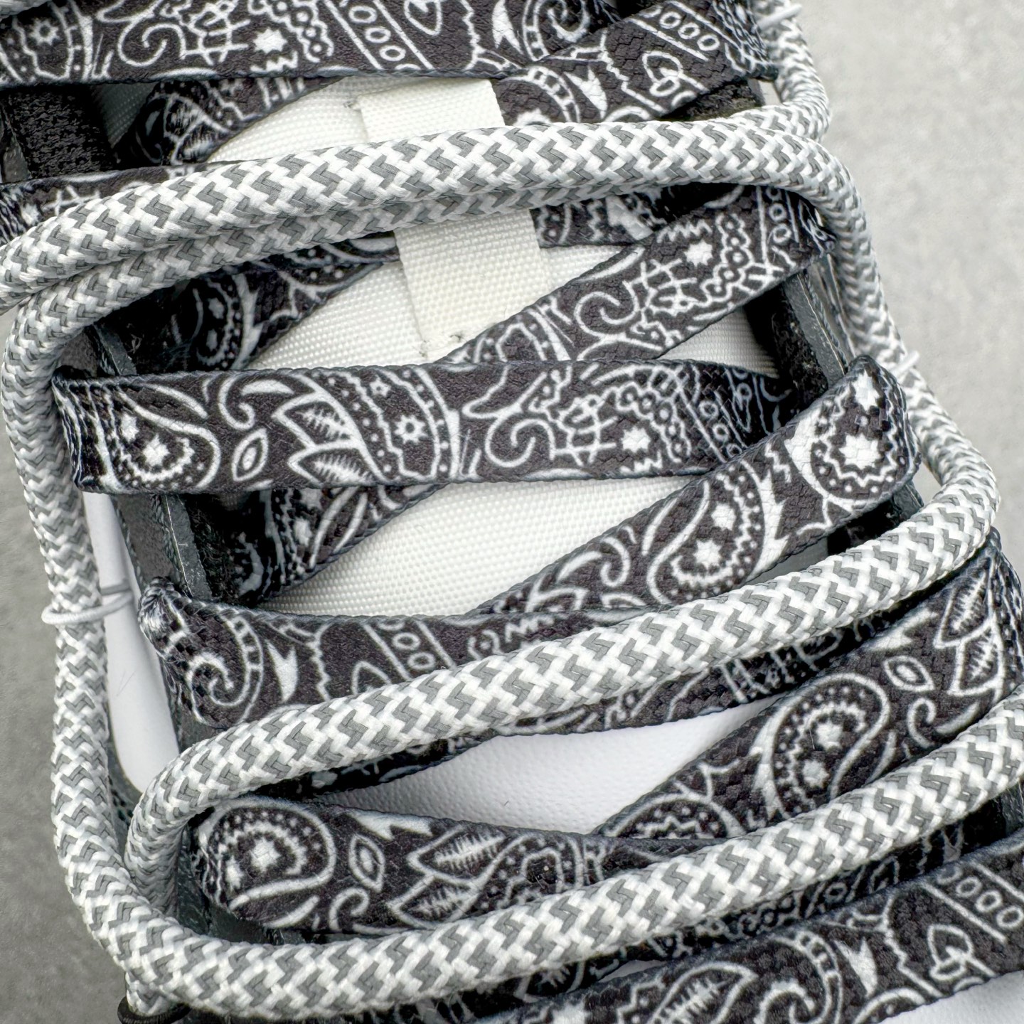 图片[14]-＃YC纯原 NK Dunk Low 清夜扪心 HF5441-100 当极简的黑白，遇见立体的3D肌理，如月光洒落水面泛起的波纹，在冷调黑白中暗藏流动的呼吸感，撕裂感黑白Swoosh延续矛盾美学，似自我对话中的清醒与挣扎；灰白编织鞋带穿插银色金属孔环，细节处呼应现代青年的精致仪式感。定制系列天花板 无原鞋不开发 全系列得物原鞋一比一校对开发 配色持续更新中 终端对接 优势输出 全套原厂楦头原纸板数据档案倾力打造 原汁原味莞产 极致还原 圈内最强针车工艺 高端零售指定版 广东原厂配套原盒原标 鞋盒分三个尺码段 原厂冲刀 超高清洁度 全鞋零毛边皮料切割 采用原厂百宏鞋带以及原厂百宏织唛舌标 内标可供原厂几率过验 进口原装条纹中底布 四线拉帮白色点胶 原厂拉帮手法遵循公司 原厂电绣 极致还原 尺码：36 36.5 37.5 38 38.5 39 40 40.5 41 42 42.5 43 44 44.5 45 46-选品中心