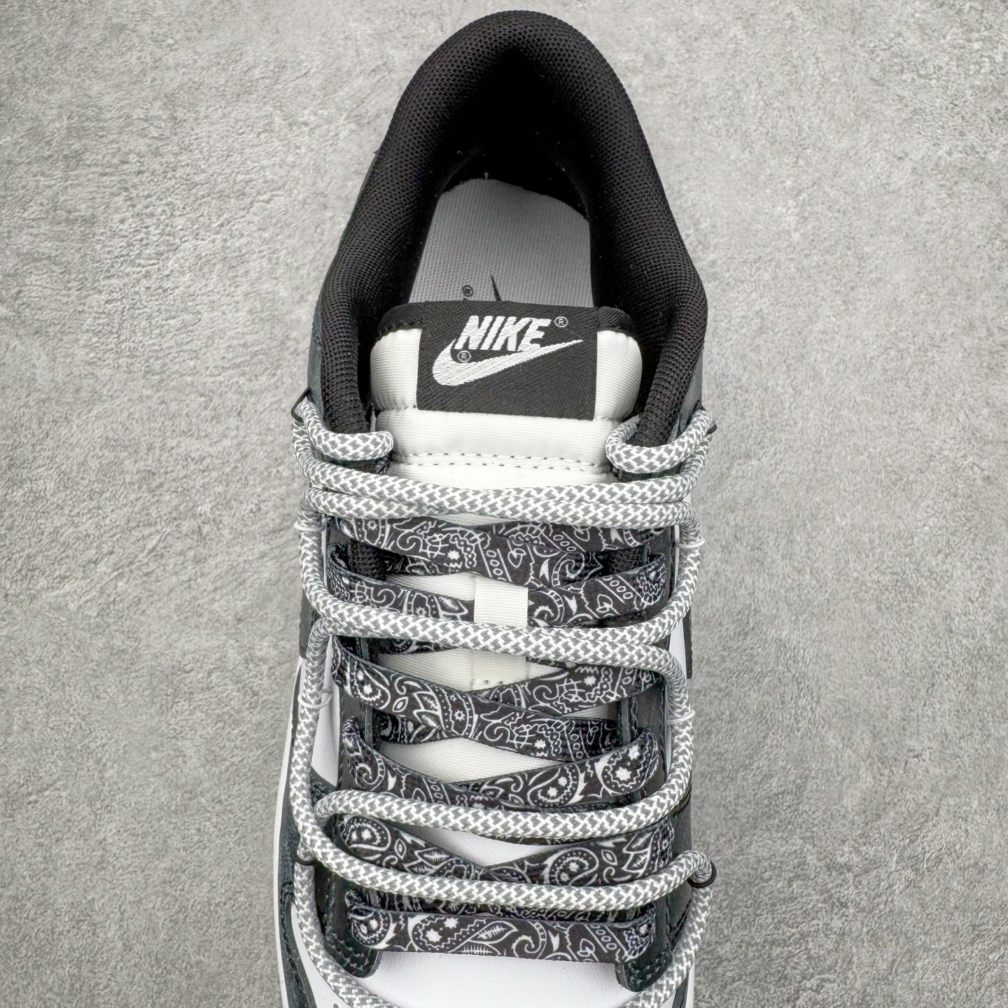 图片[5]-＃YC纯原 NK Dunk Low 清夜扪心 HF5441-100 当极简的黑白，遇见立体的3D肌理，如月光洒落水面泛起的波纹，在冷调黑白中暗藏流动的呼吸感，撕裂感黑白Swoosh延续矛盾美学，似自我对话中的清醒与挣扎；灰白编织鞋带穿插银色金属孔环，细节处呼应现代青年的精致仪式感。定制系列天花板 无原鞋不开发 全系列得物原鞋一比一校对开发 配色持续更新中 终端对接 优势输出 全套原厂楦头原纸板数据档案倾力打造 原汁原味莞产 极致还原 圈内最强针车工艺 高端零售指定版 广东原厂配套原盒原标 鞋盒分三个尺码段 原厂冲刀 超高清洁度 全鞋零毛边皮料切割 采用原厂百宏鞋带以及原厂百宏织唛舌标 内标可供原厂几率过验 进口原装条纹中底布 四线拉帮白色点胶 原厂拉帮手法遵循公司 原厂电绣 极致还原 尺码：36 36.5 37.5 38 38.5 39 40 40.5 41 42 42.5 43 44 44.5 45 46-选品中心