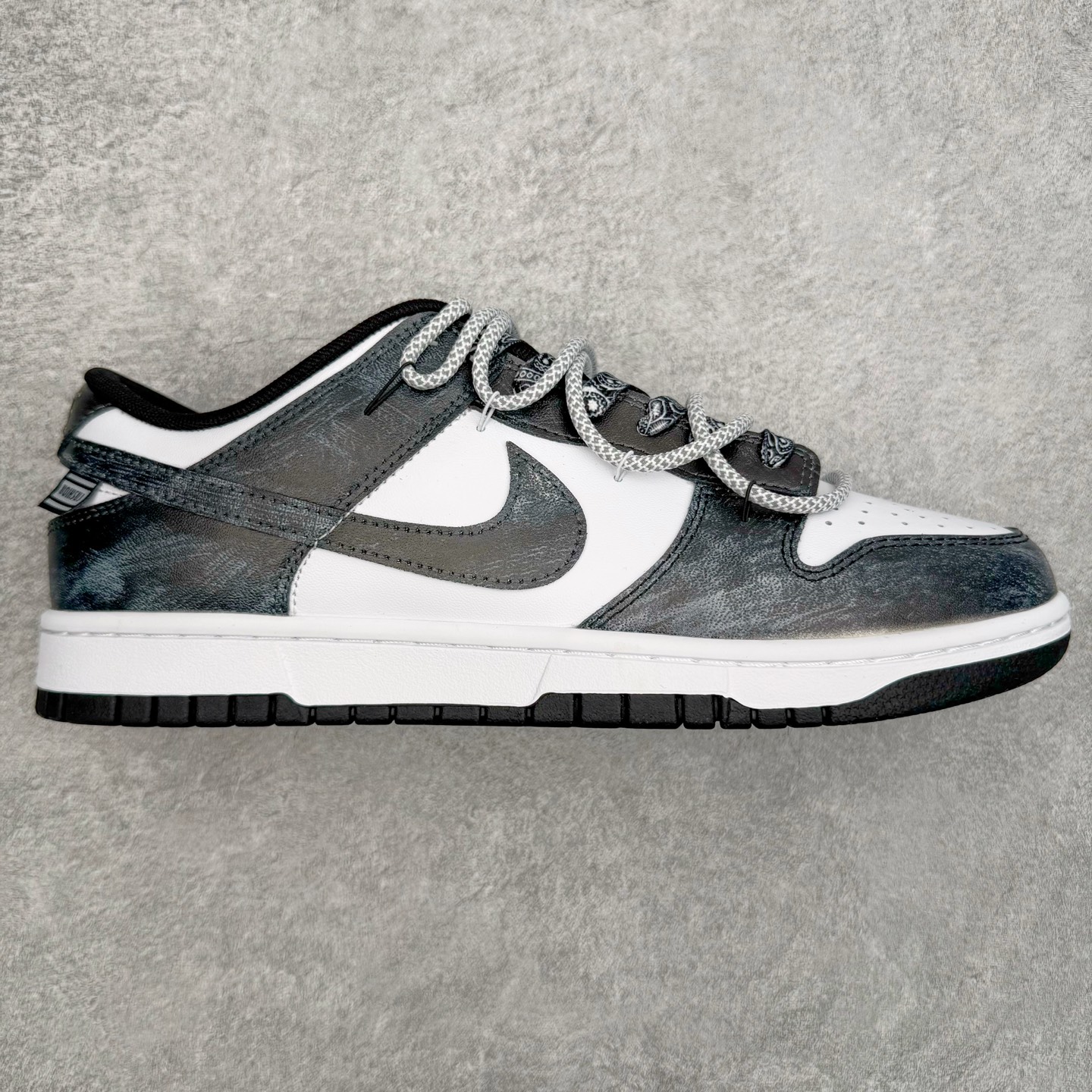 ＃YC纯原 NK Dunk Low 清夜扪心 HF5441-100 当极简的黑白，遇见立体的3D肌理，如月光洒落水面泛起的波纹，在冷调黑白中暗藏流动的呼吸感，撕裂感黑白Swoosh延续矛盾美学，似自我对话中的清醒与挣扎；灰白编织鞋带穿插银色金属孔环，细节处呼应现代青年的精致仪式感。定制系列天花板 无原鞋不开发 全系列得物原鞋一比一校对开发 配色持续更新中 终端对接 优势输出 全套原厂楦头原纸板数据档案倾力打造 原汁原味莞产 极致还原 圈内最强针车工艺 高端零售指定版 广东原厂配套原盒原标 鞋盒分三个尺码段 原厂冲刀 超高清洁度 全鞋零毛边皮料切割 采用原厂百宏鞋带以及原厂百宏织唛舌标 内标可供原厂几率过验 进口原装条纹中底布 四线拉帮白色点胶 原厂拉帮手法遵循公司 原厂电绣 极致还原 尺码：36 36.5 37.5 38 38.5 39 40 40.5 41 42 42.5 43 44 44.5 45 46-选品中心