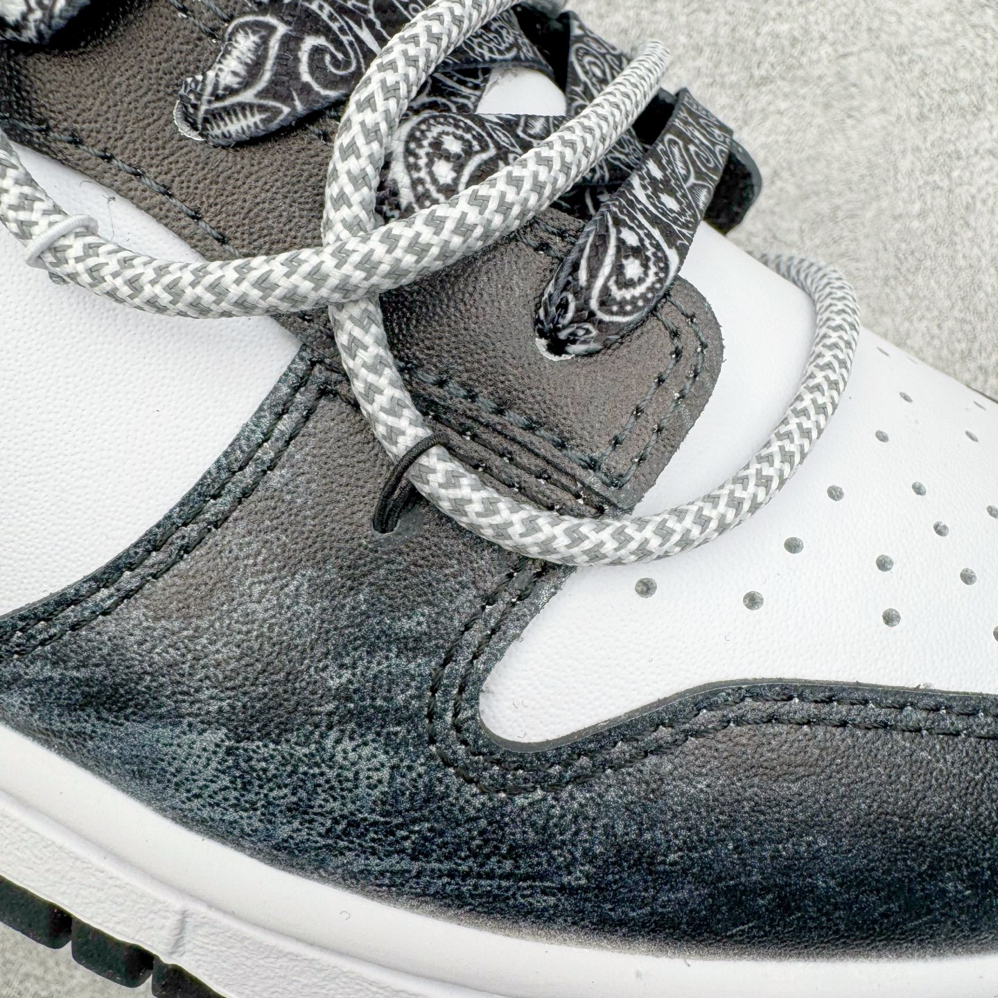 图片[19]-＃YC纯原 NK Dunk Low 清夜扪心 HF5441-100 当极简的黑白，遇见立体的3D肌理，如月光洒落水面泛起的波纹，在冷调黑白中暗藏流动的呼吸感，撕裂感黑白Swoosh延续矛盾美学，似自我对话中的清醒与挣扎；灰白编织鞋带穿插银色金属孔环，细节处呼应现代青年的精致仪式感。定制系列天花板 无原鞋不开发 全系列得物原鞋一比一校对开发 配色持续更新中 终端对接 优势输出 全套原厂楦头原纸板数据档案倾力打造 原汁原味莞产 极致还原 圈内最强针车工艺 高端零售指定版 广东原厂配套原盒原标 鞋盒分三个尺码段 原厂冲刀 超高清洁度 全鞋零毛边皮料切割 采用原厂百宏鞋带以及原厂百宏织唛舌标 内标可供原厂几率过验 进口原装条纹中底布 四线拉帮白色点胶 原厂拉帮手法遵循公司 原厂电绣 极致还原 尺码：36 36.5 37.5 38 38.5 39 40 40.5 41 42 42.5 43 44 44.5 45 46-选品中心