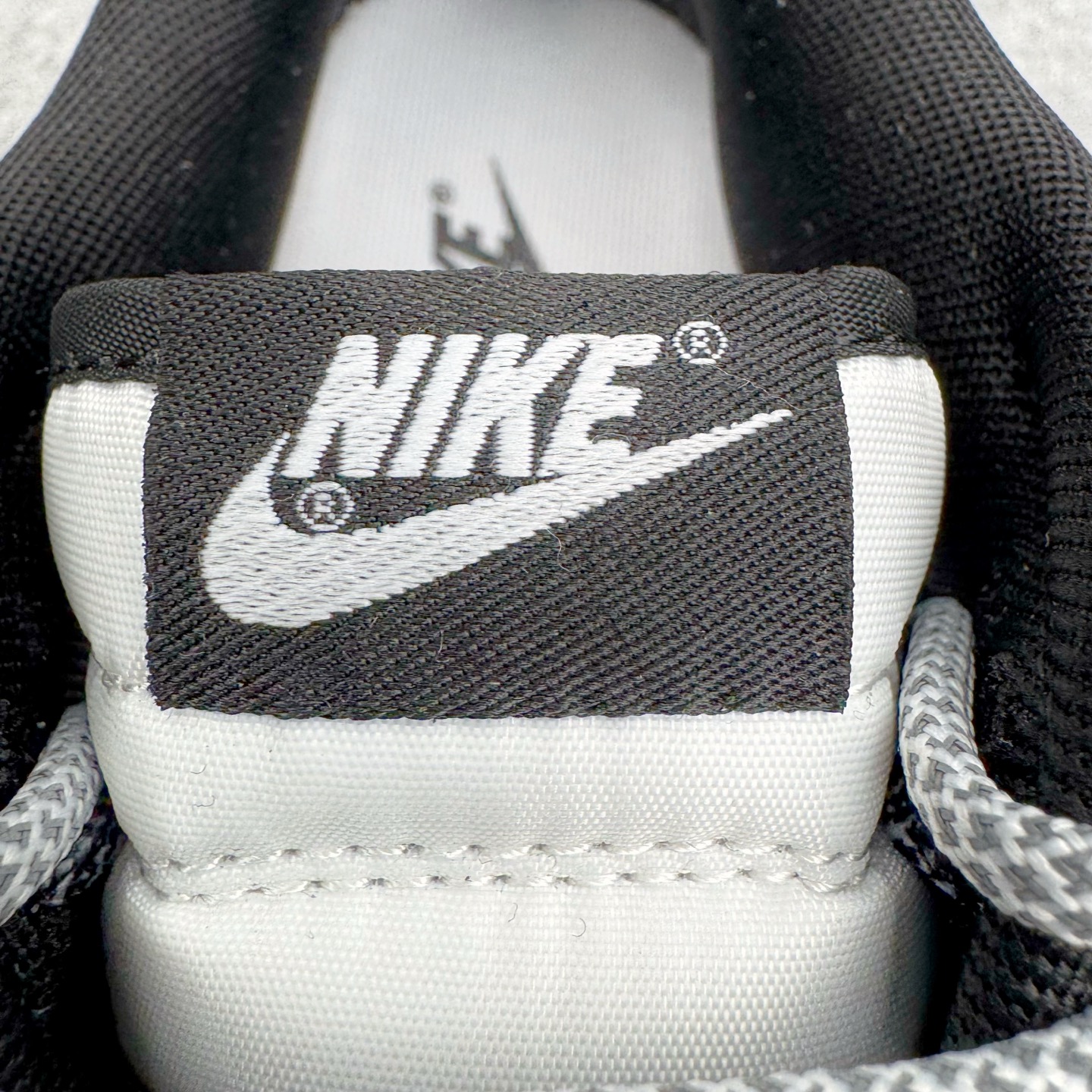 图片[13]-＃YC纯原 NK Dunk Low 清夜扪心 HF5441-100 当极简的黑白，遇见立体的3D肌理，如月光洒落水面泛起的波纹，在冷调黑白中暗藏流动的呼吸感，撕裂感黑白Swoosh延续矛盾美学，似自我对话中的清醒与挣扎；灰白编织鞋带穿插银色金属孔环，细节处呼应现代青年的精致仪式感。定制系列天花板 无原鞋不开发 全系列得物原鞋一比一校对开发 配色持续更新中 终端对接 优势输出 全套原厂楦头原纸板数据档案倾力打造 原汁原味莞产 极致还原 圈内最强针车工艺 高端零售指定版 广东原厂配套原盒原标 鞋盒分三个尺码段 原厂冲刀 超高清洁度 全鞋零毛边皮料切割 采用原厂百宏鞋带以及原厂百宏织唛舌标 内标可供原厂几率过验 进口原装条纹中底布 四线拉帮白色点胶 原厂拉帮手法遵循公司 原厂电绣 极致还原 尺码：36 36.5 37.5 38 38.5 39 40 40.5 41 42 42.5 43 44 44.5 45 46-选品中心