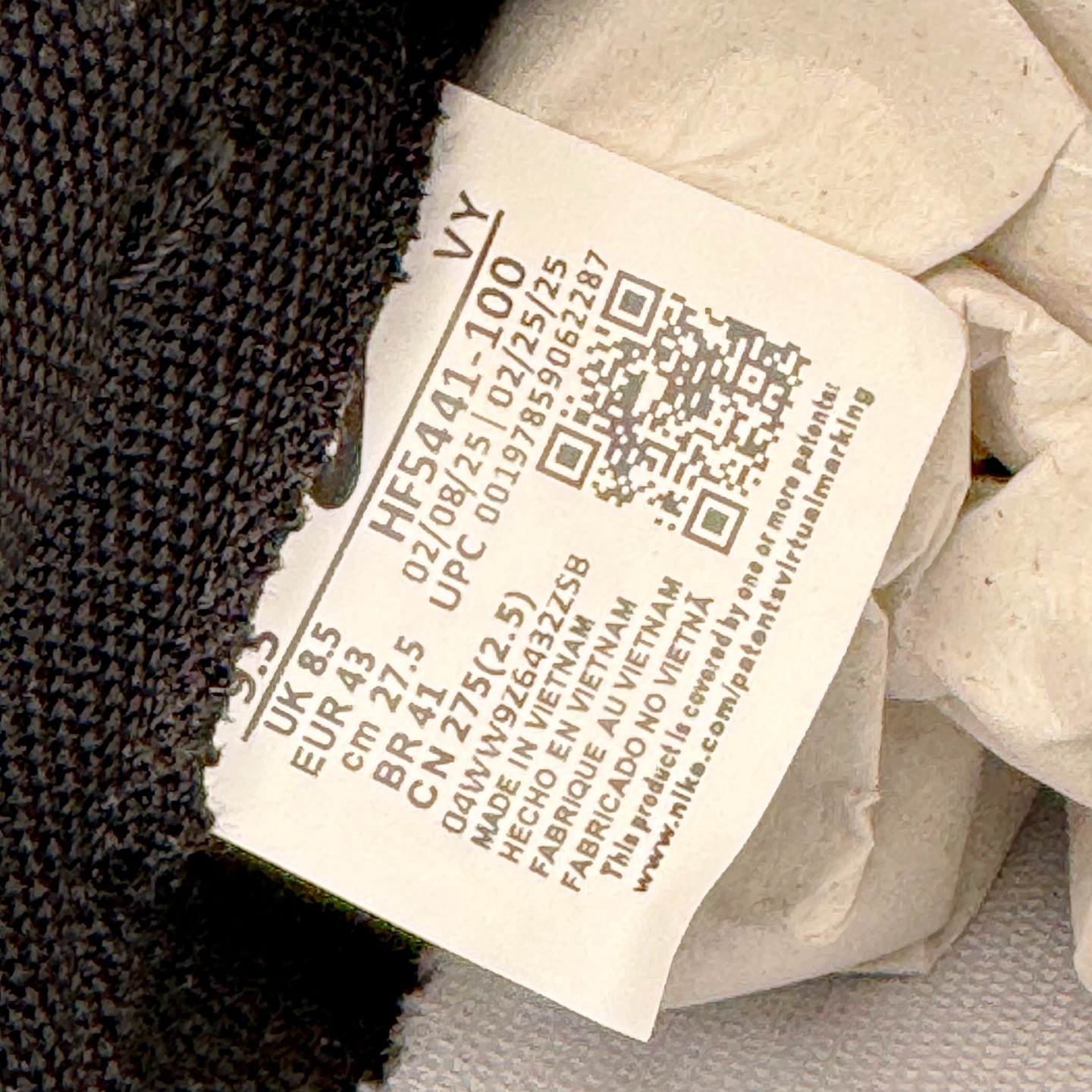 图片[12]-＃YC纯原 NK Dunk Low 清夜扪心 HF5441-100 当极简的黑白，遇见立体的3D肌理，如月光洒落水面泛起的波纹，在冷调黑白中暗藏流动的呼吸感，撕裂感黑白Swoosh延续矛盾美学，似自我对话中的清醒与挣扎；灰白编织鞋带穿插银色金属孔环，细节处呼应现代青年的精致仪式感。定制系列天花板 无原鞋不开发 全系列得物原鞋一比一校对开发 配色持续更新中 终端对接 优势输出 全套原厂楦头原纸板数据档案倾力打造 原汁原味莞产 极致还原 圈内最强针车工艺 高端零售指定版 广东原厂配套原盒原标 鞋盒分三个尺码段 原厂冲刀 超高清洁度 全鞋零毛边皮料切割 采用原厂百宏鞋带以及原厂百宏织唛舌标 内标可供原厂几率过验 进口原装条纹中底布 四线拉帮白色点胶 原厂拉帮手法遵循公司 原厂电绣 极致还原 尺码：36 36.5 37.5 38 38.5 39 40 40.5 41 42 42.5 43 44 44.5 45 46-选品中心