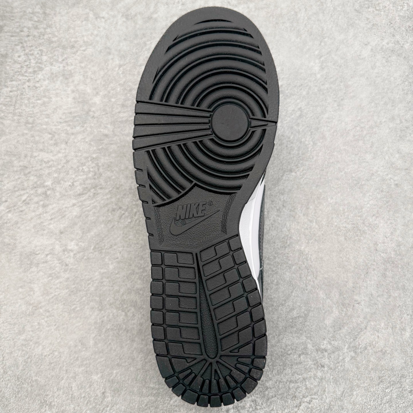 图片[9]-＃YC纯原 NK Dunk Low 清夜扪心 HF5441-100 当极简的黑白，遇见立体的3D肌理，如月光洒落水面泛起的波纹，在冷调黑白中暗藏流动的呼吸感，撕裂感黑白Swoosh延续矛盾美学，似自我对话中的清醒与挣扎；灰白编织鞋带穿插银色金属孔环，细节处呼应现代青年的精致仪式感。定制系列天花板 无原鞋不开发 全系列得物原鞋一比一校对开发 配色持续更新中 终端对接 优势输出 全套原厂楦头原纸板数据档案倾力打造 原汁原味莞产 极致还原 圈内最强针车工艺 高端零售指定版 广东原厂配套原盒原标 鞋盒分三个尺码段 原厂冲刀 超高清洁度 全鞋零毛边皮料切割 采用原厂百宏鞋带以及原厂百宏织唛舌标 内标可供原厂几率过验 进口原装条纹中底布 四线拉帮白色点胶 原厂拉帮手法遵循公司 原厂电绣 极致还原 尺码：36 36.5 37.5 38 38.5 39 40 40.5 41 42 42.5 43 44 44.5 45 46-选品中心