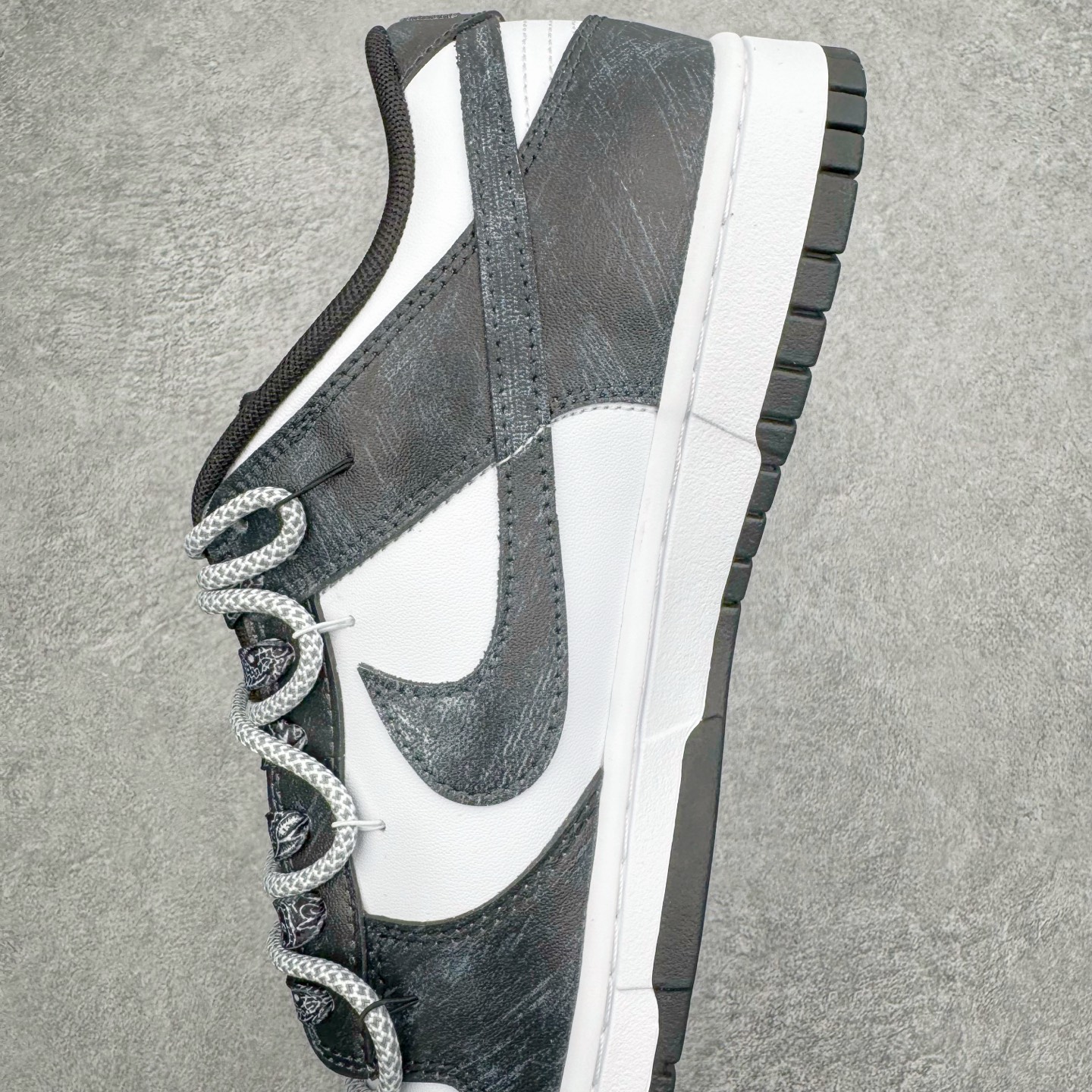 图片[7]-＃YC纯原 NK Dunk Low 清夜扪心 HF5441-100 当极简的黑白，遇见立体的3D肌理，如月光洒落水面泛起的波纹，在冷调黑白中暗藏流动的呼吸感，撕裂感黑白Swoosh延续矛盾美学，似自我对话中的清醒与挣扎；灰白编织鞋带穿插银色金属孔环，细节处呼应现代青年的精致仪式感。定制系列天花板 无原鞋不开发 全系列得物原鞋一比一校对开发 配色持续更新中 终端对接 优势输出 全套原厂楦头原纸板数据档案倾力打造 原汁原味莞产 极致还原 圈内最强针车工艺 高端零售指定版 广东原厂配套原盒原标 鞋盒分三个尺码段 原厂冲刀 超高清洁度 全鞋零毛边皮料切割 采用原厂百宏鞋带以及原厂百宏织唛舌标 内标可供原厂几率过验 进口原装条纹中底布 四线拉帮白色点胶 原厂拉帮手法遵循公司 原厂电绣 极致还原 尺码：36 36.5 37.5 38 38.5 39 40 40.5 41 42 42.5 43 44 44.5 45 46-选品中心