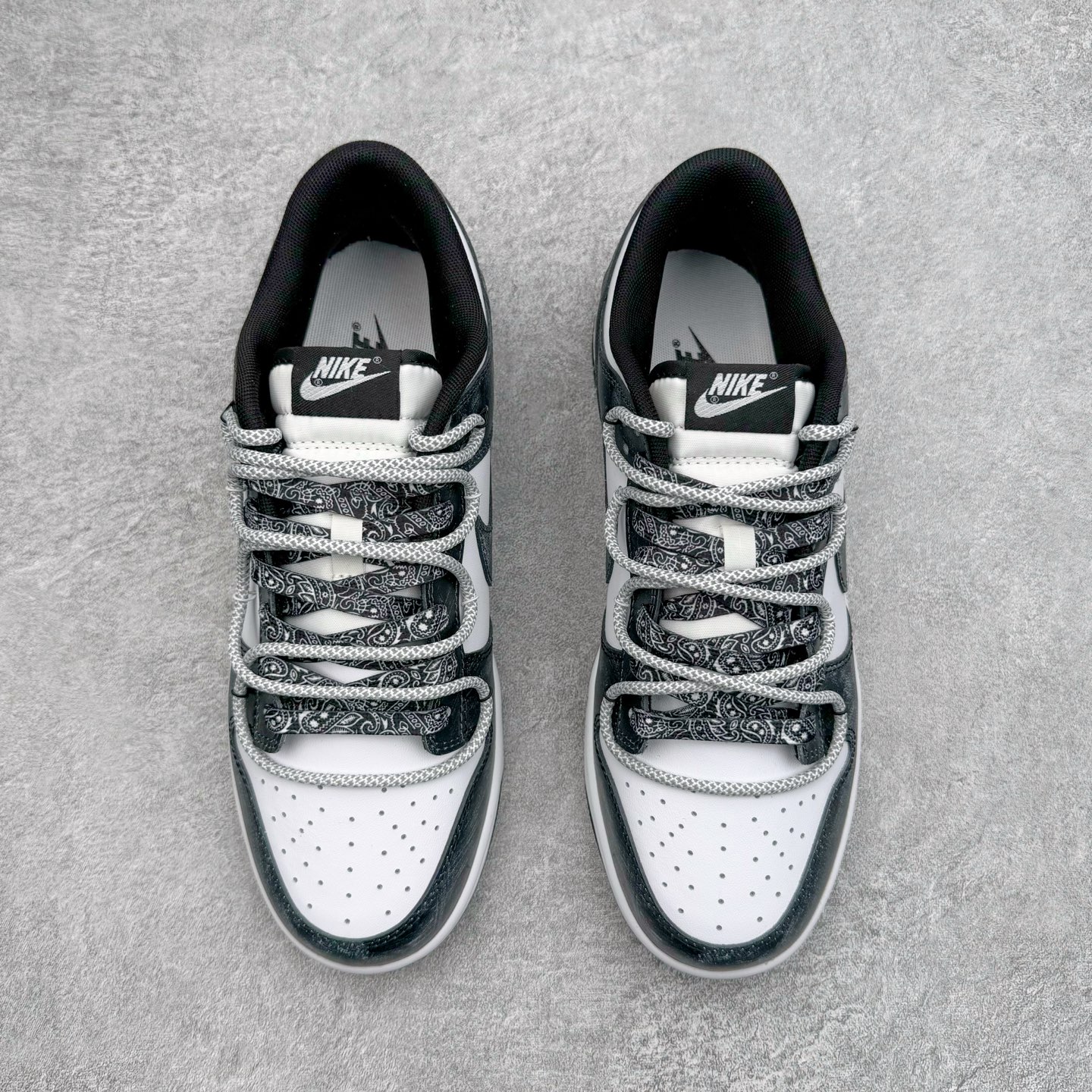 图片[2]-＃YC纯原 NK Dunk Low 清夜扪心 HF5441-100 当极简的黑白，遇见立体的3D肌理，如月光洒落水面泛起的波纹，在冷调黑白中暗藏流动的呼吸感，撕裂感黑白Swoosh延续矛盾美学，似自我对话中的清醒与挣扎；灰白编织鞋带穿插银色金属孔环，细节处呼应现代青年的精致仪式感。定制系列天花板 无原鞋不开发 全系列得物原鞋一比一校对开发 配色持续更新中 终端对接 优势输出 全套原厂楦头原纸板数据档案倾力打造 原汁原味莞产 极致还原 圈内最强针车工艺 高端零售指定版 广东原厂配套原盒原标 鞋盒分三个尺码段 原厂冲刀 超高清洁度 全鞋零毛边皮料切割 采用原厂百宏鞋带以及原厂百宏织唛舌标 内标可供原厂几率过验 进口原装条纹中底布 四线拉帮白色点胶 原厂拉帮手法遵循公司 原厂电绣 极致还原 尺码：36 36.5 37.5 38 38.5 39 40 40.5 41 42 42.5 43 44 44.5 45 46-选品中心