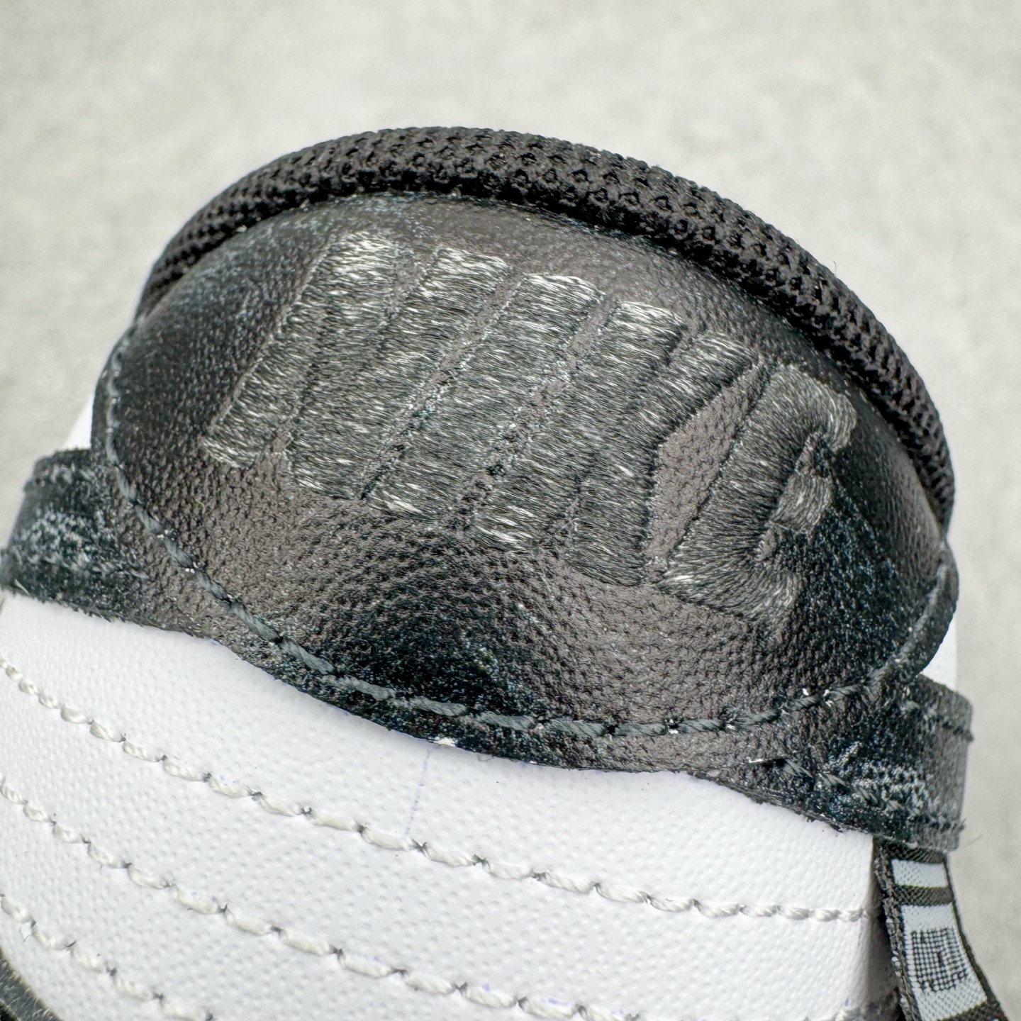 图片[16]-＃YC纯原 NK Dunk Low 清夜扪心 HF5441-100 当极简的黑白，遇见立体的3D肌理，如月光洒落水面泛起的波纹，在冷调黑白中暗藏流动的呼吸感，撕裂感黑白Swoosh延续矛盾美学，似自我对话中的清醒与挣扎；灰白编织鞋带穿插银色金属孔环，细节处呼应现代青年的精致仪式感。定制系列天花板 无原鞋不开发 全系列得物原鞋一比一校对开发 配色持续更新中 终端对接 优势输出 全套原厂楦头原纸板数据档案倾力打造 原汁原味莞产 极致还原 圈内最强针车工艺 高端零售指定版 广东原厂配套原盒原标 鞋盒分三个尺码段 原厂冲刀 超高清洁度 全鞋零毛边皮料切割 采用原厂百宏鞋带以及原厂百宏织唛舌标 内标可供原厂几率过验 进口原装条纹中底布 四线拉帮白色点胶 原厂拉帮手法遵循公司 原厂电绣 极致还原 尺码：36 36.5 37.5 38 38.5 39 40 40.5 41 42 42.5 43 44 44.5 45 46-选品中心