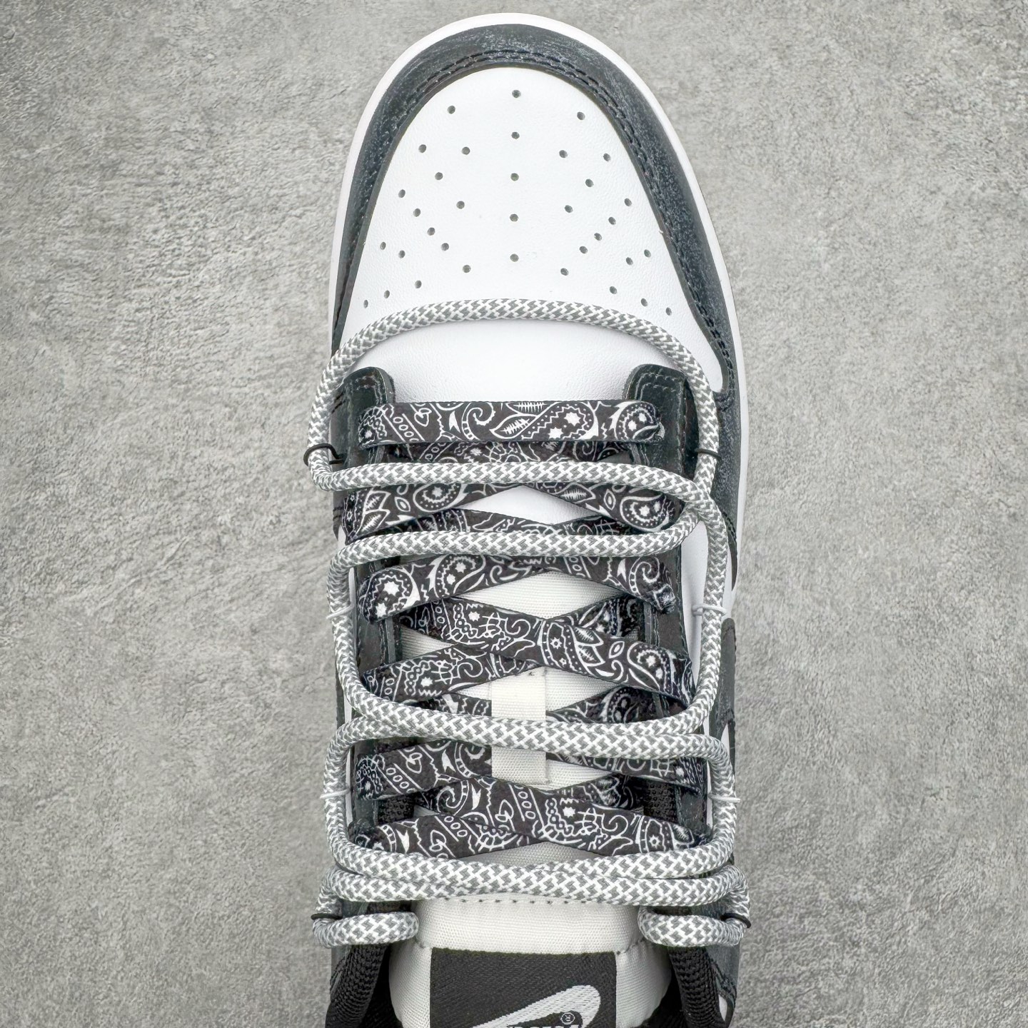 图片[4]-＃YC纯原 NK Dunk Low 清夜扪心 HF5441-100 当极简的黑白，遇见立体的3D肌理，如月光洒落水面泛起的波纹，在冷调黑白中暗藏流动的呼吸感，撕裂感黑白Swoosh延续矛盾美学，似自我对话中的清醒与挣扎；灰白编织鞋带穿插银色金属孔环，细节处呼应现代青年的精致仪式感。定制系列天花板 无原鞋不开发 全系列得物原鞋一比一校对开发 配色持续更新中 终端对接 优势输出 全套原厂楦头原纸板数据档案倾力打造 原汁原味莞产 极致还原 圈内最强针车工艺 高端零售指定版 广东原厂配套原盒原标 鞋盒分三个尺码段 原厂冲刀 超高清洁度 全鞋零毛边皮料切割 采用原厂百宏鞋带以及原厂百宏织唛舌标 内标可供原厂几率过验 进口原装条纹中底布 四线拉帮白色点胶 原厂拉帮手法遵循公司 原厂电绣 极致还原 尺码：36 36.5 37.5 38 38.5 39 40 40.5 41 42 42.5 43 44 44.5 45 46-选品中心