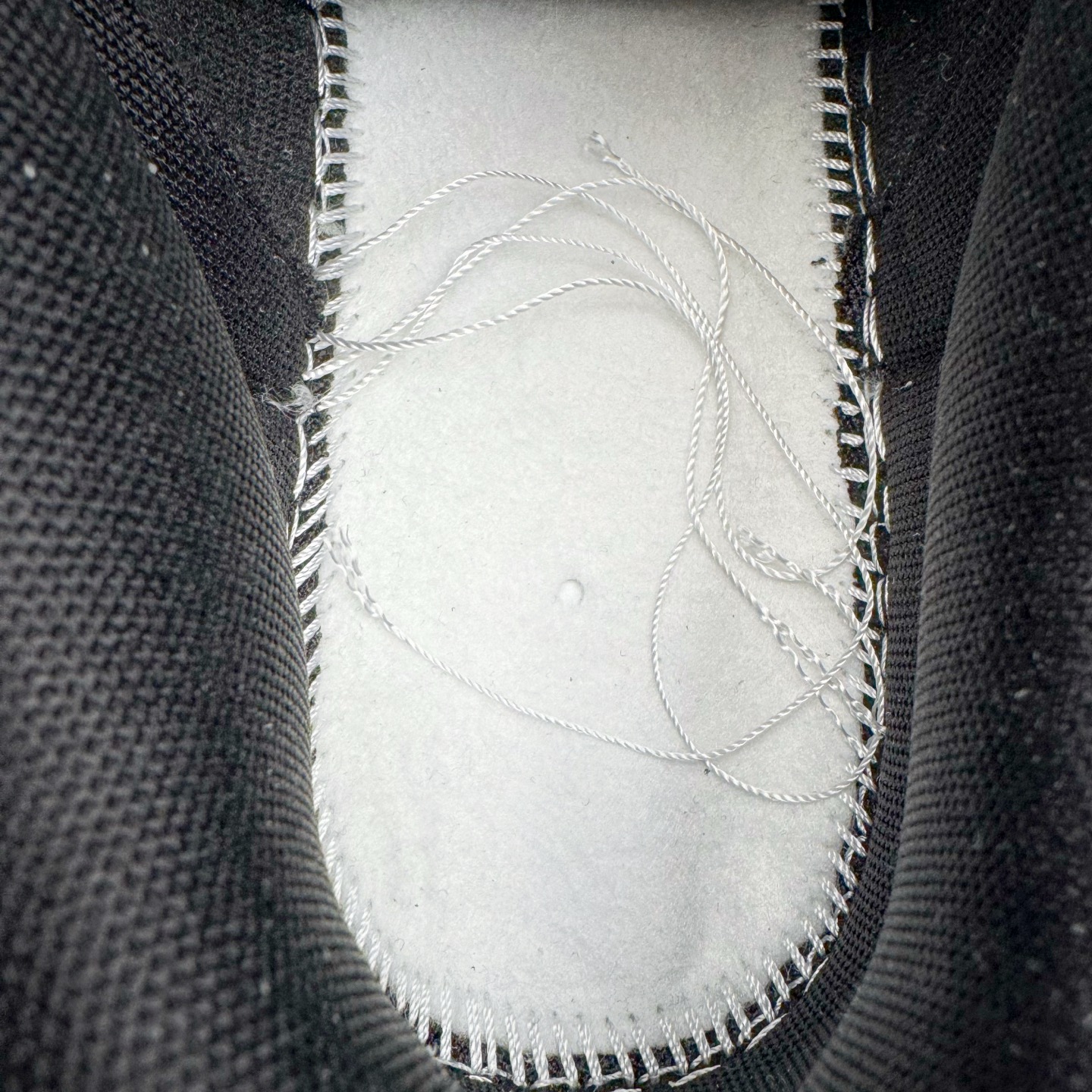 图片[10]-＃YC纯原 NK Dunk Low 清夜扪心 HF5441-100 当极简的黑白，遇见立体的3D肌理，如月光洒落水面泛起的波纹，在冷调黑白中暗藏流动的呼吸感，撕裂感黑白Swoosh延续矛盾美学，似自我对话中的清醒与挣扎；灰白编织鞋带穿插银色金属孔环，细节处呼应现代青年的精致仪式感。定制系列天花板 无原鞋不开发 全系列得物原鞋一比一校对开发 配色持续更新中 终端对接 优势输出 全套原厂楦头原纸板数据档案倾力打造 原汁原味莞产 极致还原 圈内最强针车工艺 高端零售指定版 广东原厂配套原盒原标 鞋盒分三个尺码段 原厂冲刀 超高清洁度 全鞋零毛边皮料切割 采用原厂百宏鞋带以及原厂百宏织唛舌标 内标可供原厂几率过验 进口原装条纹中底布 四线拉帮白色点胶 原厂拉帮手法遵循公司 原厂电绣 极致还原 尺码：36 36.5 37.5 38 38.5 39 40 40.5 41 42 42.5 43 44 44.5 45 46-选品中心