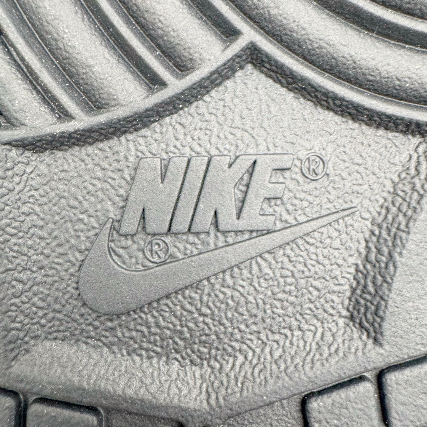 图片[20]-＃YC纯原 NK Dunk Low 清夜扪心 HF5441-100 当极简的黑白，遇见立体的3D肌理，如月光洒落水面泛起的波纹，在冷调黑白中暗藏流动的呼吸感，撕裂感黑白Swoosh延续矛盾美学，似自我对话中的清醒与挣扎；灰白编织鞋带穿插银色金属孔环，细节处呼应现代青年的精致仪式感。定制系列天花板 无原鞋不开发 全系列得物原鞋一比一校对开发 配色持续更新中 终端对接 优势输出 全套原厂楦头原纸板数据档案倾力打造 原汁原味莞产 极致还原 圈内最强针车工艺 高端零售指定版 广东原厂配套原盒原标 鞋盒分三个尺码段 原厂冲刀 超高清洁度 全鞋零毛边皮料切割 采用原厂百宏鞋带以及原厂百宏织唛舌标 内标可供原厂几率过验 进口原装条纹中底布 四线拉帮白色点胶 原厂拉帮手法遵循公司 原厂电绣 极致还原 尺码：36 36.5 37.5 38 38.5 39 40 40.5 41 42 42.5 43 44 44.5 45 46-选品中心