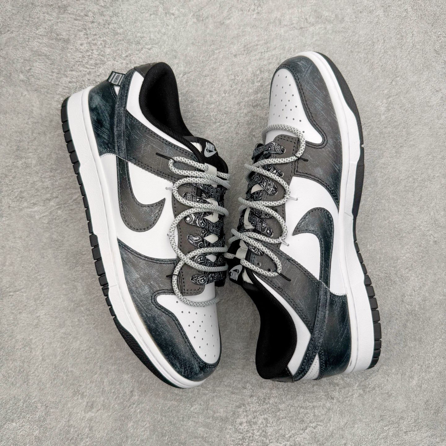 图片[3]-＃YC纯原 NK Dunk Low 清夜扪心 HF5441-100 当极简的黑白，遇见立体的3D肌理，如月光洒落水面泛起的波纹，在冷调黑白中暗藏流动的呼吸感，撕裂感黑白Swoosh延续矛盾美学，似自我对话中的清醒与挣扎；灰白编织鞋带穿插银色金属孔环，细节处呼应现代青年的精致仪式感。定制系列天花板 无原鞋不开发 全系列得物原鞋一比一校对开发 配色持续更新中 终端对接 优势输出 全套原厂楦头原纸板数据档案倾力打造 原汁原味莞产 极致还原 圈内最强针车工艺 高端零售指定版 广东原厂配套原盒原标 鞋盒分三个尺码段 原厂冲刀 超高清洁度 全鞋零毛边皮料切割 采用原厂百宏鞋带以及原厂百宏织唛舌标 内标可供原厂几率过验 进口原装条纹中底布 四线拉帮白色点胶 原厂拉帮手法遵循公司 原厂电绣 极致还原 尺码：36 36.5 37.5 38 38.5 39 40 40.5 41 42 42.5 43 44 44.5 45 46-选品中心