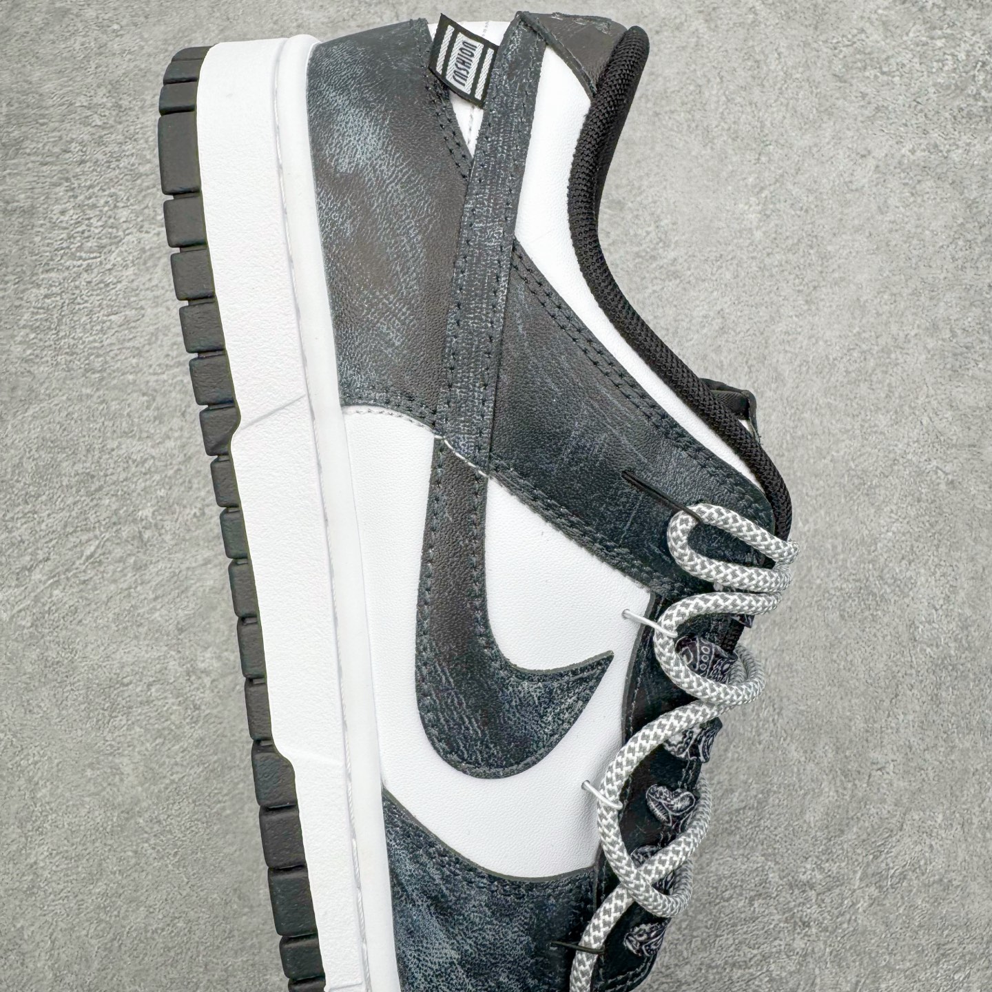 图片[6]-＃YC纯原 NK Dunk Low 清夜扪心 HF5441-100 当极简的黑白，遇见立体的3D肌理，如月光洒落水面泛起的波纹，在冷调黑白中暗藏流动的呼吸感，撕裂感黑白Swoosh延续矛盾美学，似自我对话中的清醒与挣扎；灰白编织鞋带穿插银色金属孔环，细节处呼应现代青年的精致仪式感。定制系列天花板 无原鞋不开发 全系列得物原鞋一比一校对开发 配色持续更新中 终端对接 优势输出 全套原厂楦头原纸板数据档案倾力打造 原汁原味莞产 极致还原 圈内最强针车工艺 高端零售指定版 广东原厂配套原盒原标 鞋盒分三个尺码段 原厂冲刀 超高清洁度 全鞋零毛边皮料切割 采用原厂百宏鞋带以及原厂百宏织唛舌标 内标可供原厂几率过验 进口原装条纹中底布 四线拉帮白色点胶 原厂拉帮手法遵循公司 原厂电绣 极致还原 尺码：36 36.5 37.5 38 38.5 39 40 40.5 41 42 42.5 43 44 44.5 45 46-选品中心