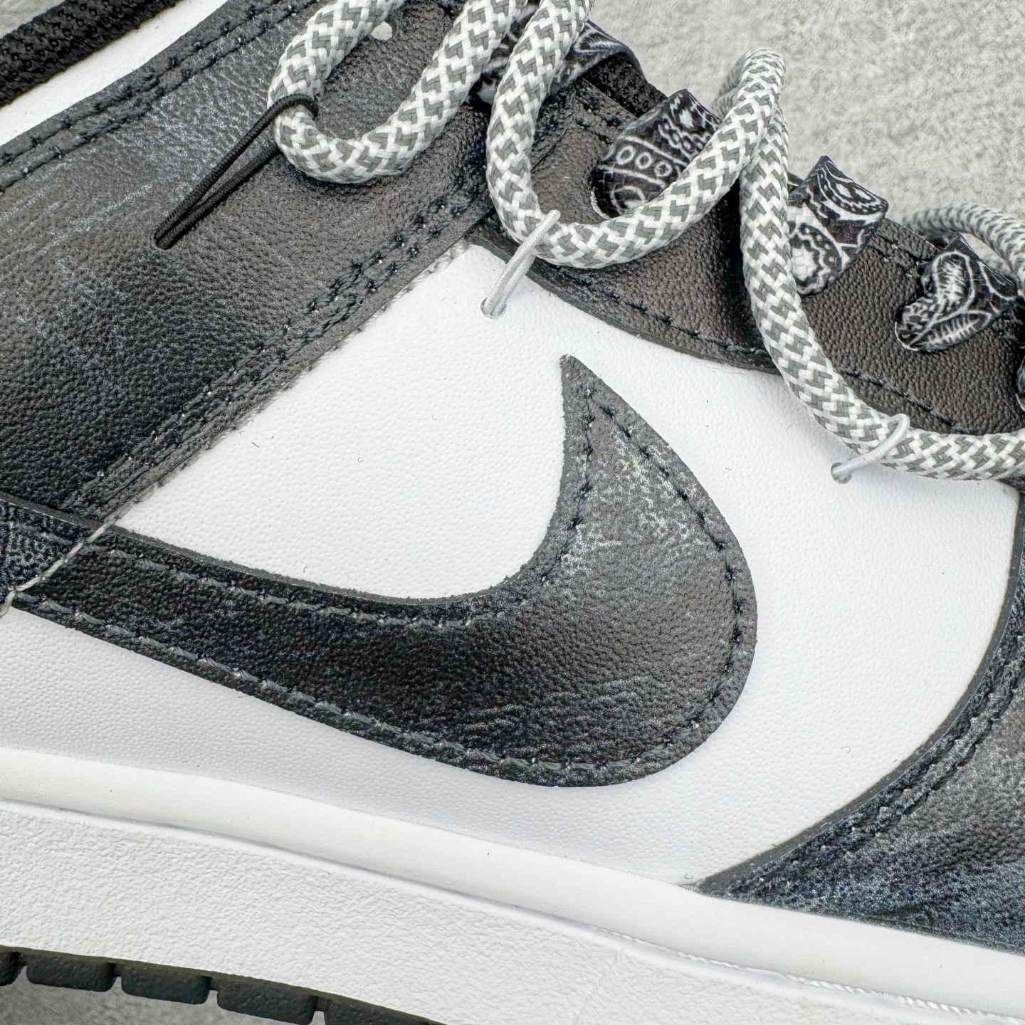 图片[18]-＃YC纯原 NK Dunk Low 清夜扪心 HF5441-100 当极简的黑白，遇见立体的3D肌理，如月光洒落水面泛起的波纹，在冷调黑白中暗藏流动的呼吸感，撕裂感黑白Swoosh延续矛盾美学，似自我对话中的清醒与挣扎；灰白编织鞋带穿插银色金属孔环，细节处呼应现代青年的精致仪式感。定制系列天花板 无原鞋不开发 全系列得物原鞋一比一校对开发 配色持续更新中 终端对接 优势输出 全套原厂楦头原纸板数据档案倾力打造 原汁原味莞产 极致还原 圈内最强针车工艺 高端零售指定版 广东原厂配套原盒原标 鞋盒分三个尺码段 原厂冲刀 超高清洁度 全鞋零毛边皮料切割 采用原厂百宏鞋带以及原厂百宏织唛舌标 内标可供原厂几率过验 进口原装条纹中底布 四线拉帮白色点胶 原厂拉帮手法遵循公司 原厂电绣 极致还原 尺码：36 36.5 37.5 38 38.5 39 40 40.5 41 42 42.5 43 44 44.5 45 46-选品中心