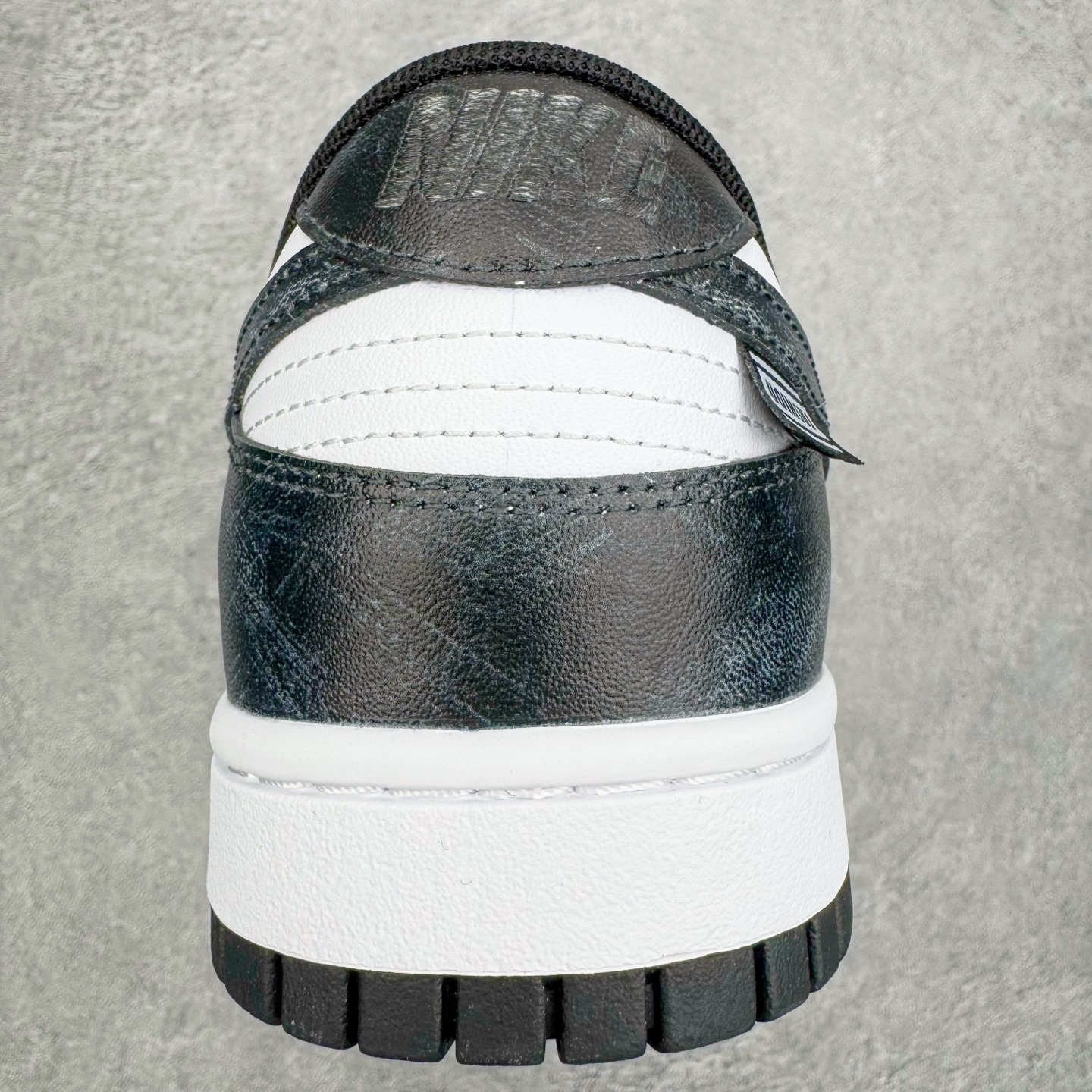 图片[8]-＃YC纯原 NK Dunk Low 清夜扪心 HF5441-100 当极简的黑白，遇见立体的3D肌理，如月光洒落水面泛起的波纹，在冷调黑白中暗藏流动的呼吸感，撕裂感黑白Swoosh延续矛盾美学，似自我对话中的清醒与挣扎；灰白编织鞋带穿插银色金属孔环，细节处呼应现代青年的精致仪式感。定制系列天花板 无原鞋不开发 全系列得物原鞋一比一校对开发 配色持续更新中 终端对接 优势输出 全套原厂楦头原纸板数据档案倾力打造 原汁原味莞产 极致还原 圈内最强针车工艺 高端零售指定版 广东原厂配套原盒原标 鞋盒分三个尺码段 原厂冲刀 超高清洁度 全鞋零毛边皮料切割 采用原厂百宏鞋带以及原厂百宏织唛舌标 内标可供原厂几率过验 进口原装条纹中底布 四线拉帮白色点胶 原厂拉帮手法遵循公司 原厂电绣 极致还原 尺码：36 36.5 37.5 38 38.5 39 40 40.5 41 42 42.5 43 44 44.5 45 46-选品中心