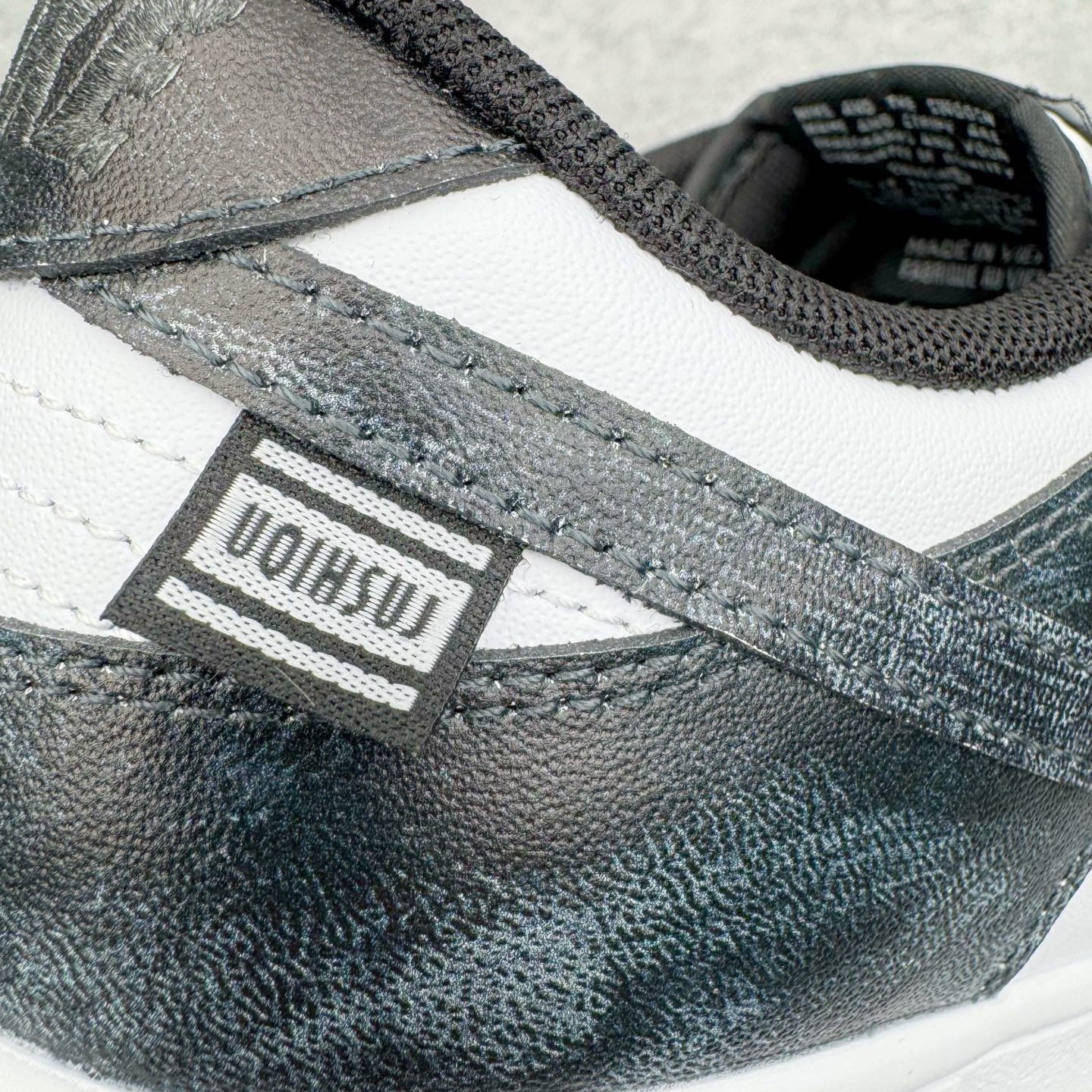 图片[17]-＃YC纯原 NK Dunk Low 清夜扪心 HF5441-100 当极简的黑白，遇见立体的3D肌理，如月光洒落水面泛起的波纹，在冷调黑白中暗藏流动的呼吸感，撕裂感黑白Swoosh延续矛盾美学，似自我对话中的清醒与挣扎；灰白编织鞋带穿插银色金属孔环，细节处呼应现代青年的精致仪式感。定制系列天花板 无原鞋不开发 全系列得物原鞋一比一校对开发 配色持续更新中 终端对接 优势输出 全套原厂楦头原纸板数据档案倾力打造 原汁原味莞产 极致还原 圈内最强针车工艺 高端零售指定版 广东原厂配套原盒原标 鞋盒分三个尺码段 原厂冲刀 超高清洁度 全鞋零毛边皮料切割 采用原厂百宏鞋带以及原厂百宏织唛舌标 内标可供原厂几率过验 进口原装条纹中底布 四线拉帮白色点胶 原厂拉帮手法遵循公司 原厂电绣 极致还原 尺码：36 36.5 37.5 38 38.5 39 40 40.5 41 42 42.5 43 44 44.5 45 46-选品中心