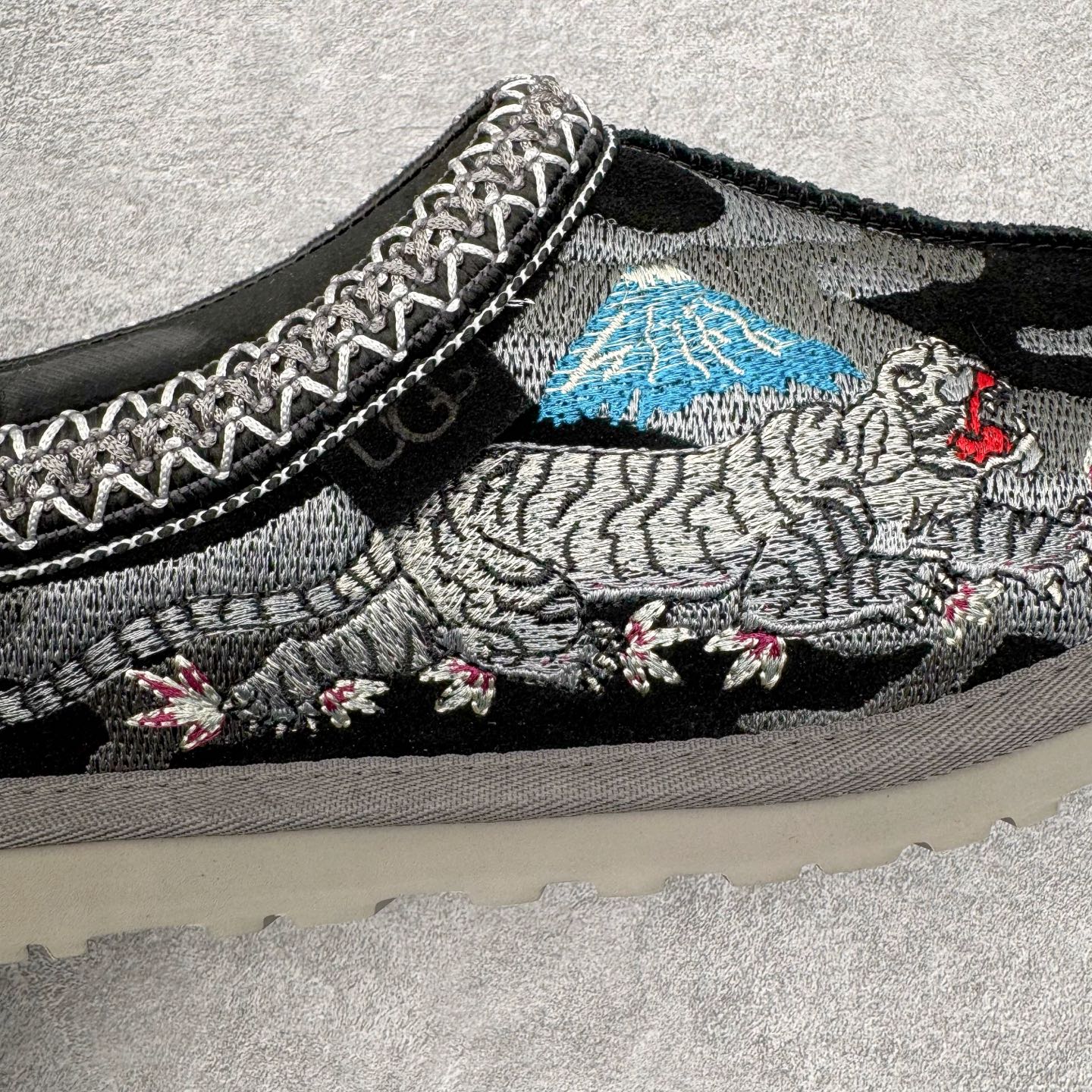 图片[15]-＃GX PALACE x UGG 7290 Tasman 小恶魔联名款柔软舒适低帮生活休闲鞋 男女同款 秋冬羊皮毛一体雪地靴 全鞋采用ZP同厂 隆丰A级澳洲进口羊皮毛一体 品牌代工厂生产线 完全遵循ZP工艺流程 代工厂原厂版师 秉承无原鞋不开发选择 注重每一处细节 市面最正版型 TREADLITE\\\”轻翼\\\”科技外底 轻便/耐用/柔韧/桩型【售后郑重承诺】一个月内若出现重大脱胶/断底等质量问题 直接为您换新！尺码：35 36 37 38 39 40 41 42 43 44 45-选品中心