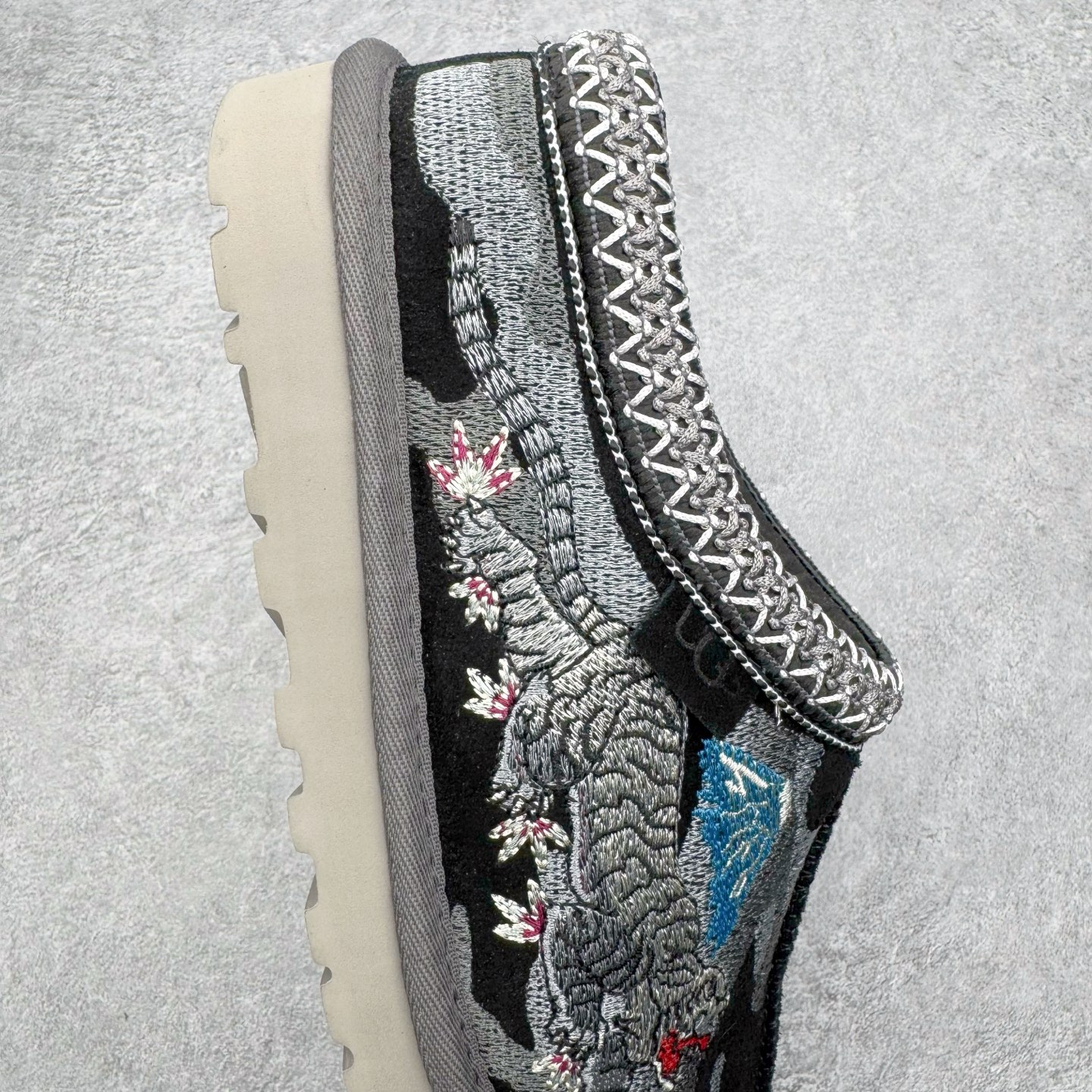 图片[6]-＃GX PALACE x UGG 7290 Tasman 小恶魔联名款柔软舒适低帮生活休闲鞋 男女同款 秋冬羊皮毛一体雪地靴 全鞋采用ZP同厂 隆丰A级澳洲进口羊皮毛一体 品牌代工厂生产线 完全遵循ZP工艺流程 代工厂原厂版师 秉承无原鞋不开发选择 注重每一处细节 市面最正版型 TREADLITE\\\”轻翼\\\”科技外底 轻便/耐用/柔韧/桩型【售后郑重承诺】一个月内若出现重大脱胶/断底等质量问题 直接为您换新！尺码：35 36 37 38 39 40 41 42 43 44 45-选品中心