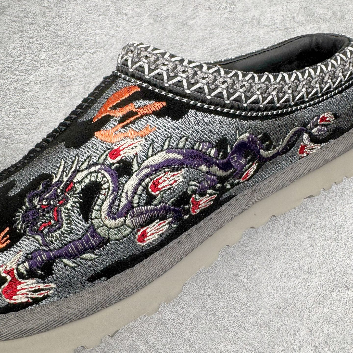 图片[12]-＃GX PALACE x UGG 7290 Tasman 小恶魔联名款柔软舒适低帮生活休闲鞋 男女同款 秋冬羊皮毛一体雪地靴 全鞋采用ZP同厂 隆丰A级澳洲进口羊皮毛一体 品牌代工厂生产线 完全遵循ZP工艺流程 代工厂原厂版师 秉承无原鞋不开发选择 注重每一处细节 市面最正版型 TREADLITE\\\”轻翼\\\”科技外底 轻便/耐用/柔韧/桩型【售后郑重承诺】一个月内若出现重大脱胶/断底等质量问题 直接为您换新！尺码：35 36 37 38 39 40 41 42 43 44 45-选品中心