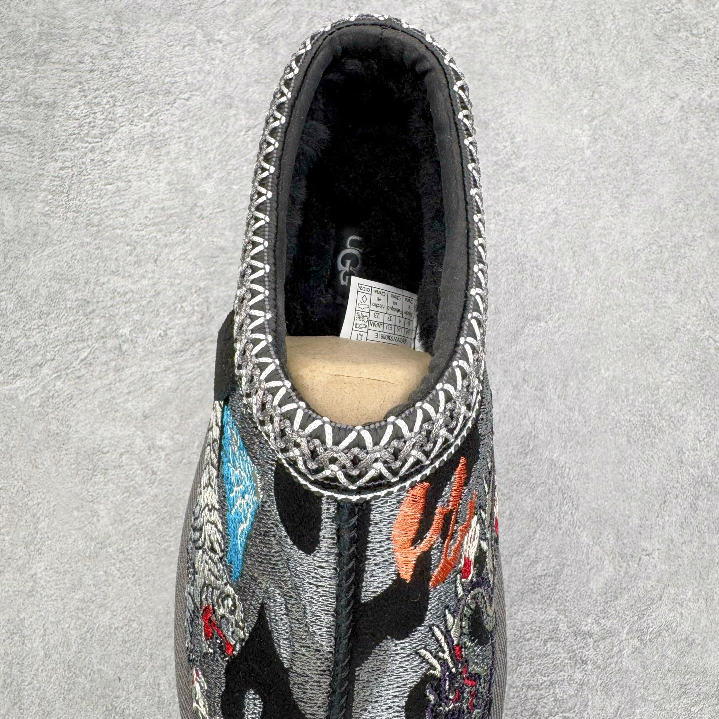 图片[5]-＃GX PALACE x UGG 7290 Tasman 小恶魔联名款柔软舒适低帮生活休闲鞋 男女同款 秋冬羊皮毛一体雪地靴 全鞋采用ZP同厂 隆丰A级澳洲进口羊皮毛一体 品牌代工厂生产线 完全遵循ZP工艺流程 代工厂原厂版师 秉承无原鞋不开发选择 注重每一处细节 市面最正版型 TREADLITE\\\”轻翼\\\”科技外底 轻便/耐用/柔韧/桩型【售后郑重承诺】一个月内若出现重大脱胶/断底等质量问题 直接为您换新！尺码：35 36 37 38 39 40 41 42 43 44 45-选品中心