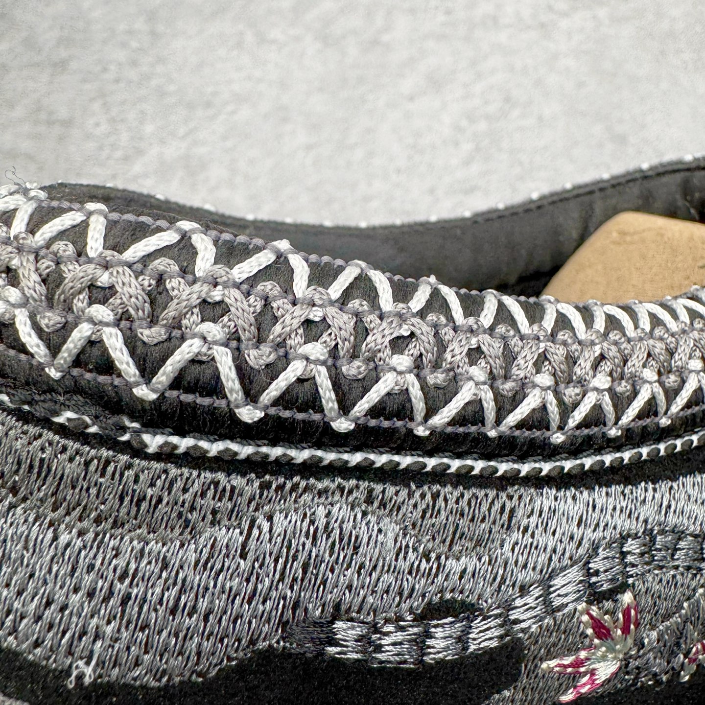 图片[14]-＃GX PALACE x UGG 7290 Tasman 小恶魔联名款柔软舒适低帮生活休闲鞋 男女同款 秋冬羊皮毛一体雪地靴 全鞋采用ZP同厂 隆丰A级澳洲进口羊皮毛一体 品牌代工厂生产线 完全遵循ZP工艺流程 代工厂原厂版师 秉承无原鞋不开发选择 注重每一处细节 市面最正版型 TREADLITE\\\”轻翼\\\”科技外底 轻便/耐用/柔韧/桩型【售后郑重承诺】一个月内若出现重大脱胶/断底等质量问题 直接为您换新！尺码：35 36 37 38 39 40 41 42 43 44 45-选品中心