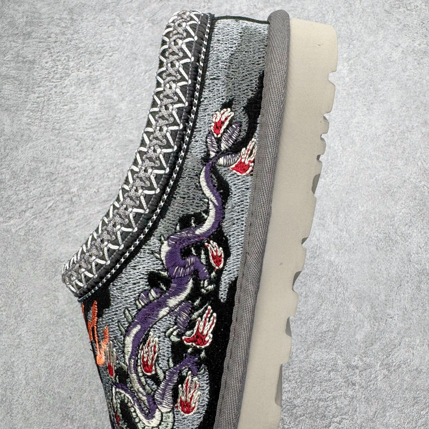 图片[7]-＃GX PALACE x UGG 7290 Tasman 小恶魔联名款柔软舒适低帮生活休闲鞋 男女同款 秋冬羊皮毛一体雪地靴 全鞋采用ZP同厂 隆丰A级澳洲进口羊皮毛一体 品牌代工厂生产线 完全遵循ZP工艺流程 代工厂原厂版师 秉承无原鞋不开发选择 注重每一处细节 市面最正版型 TREADLITE\\\”轻翼\\\”科技外底 轻便/耐用/柔韧/桩型【售后郑重承诺】一个月内若出现重大脱胶/断底等质量问题 直接为您换新！尺码：35 36 37 38 39 40 41 42 43 44 45-选品中心