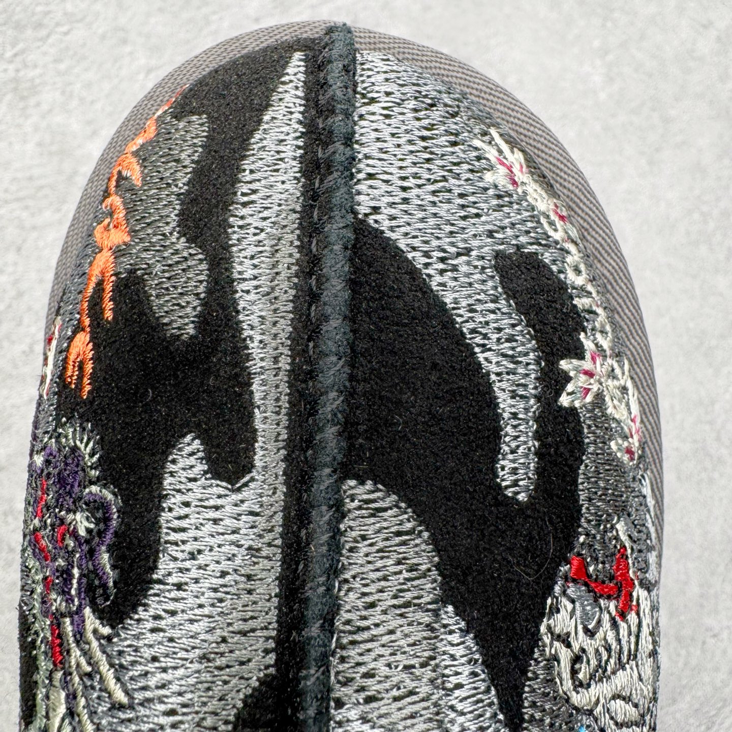 图片[13]-＃GX PALACE x UGG 7290 Tasman 小恶魔联名款柔软舒适低帮生活休闲鞋 男女同款 秋冬羊皮毛一体雪地靴 全鞋采用ZP同厂 隆丰A级澳洲进口羊皮毛一体 品牌代工厂生产线 完全遵循ZP工艺流程 代工厂原厂版师 秉承无原鞋不开发选择 注重每一处细节 市面最正版型 TREADLITE\\\”轻翼\\\”科技外底 轻便/耐用/柔韧/桩型【售后郑重承诺】一个月内若出现重大脱胶/断底等质量问题 直接为您换新！尺码：35 36 37 38 39 40 41 42 43 44 45-选品中心