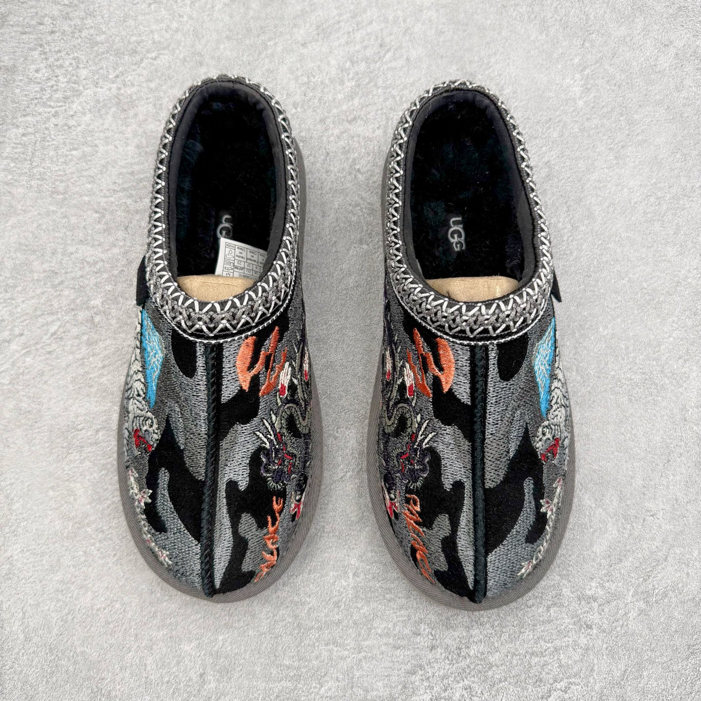 图片[2]-＃GX PALACE x UGG 7290 Tasman 小恶魔联名款柔软舒适低帮生活休闲鞋 男女同款 秋冬羊皮毛一体雪地靴 全鞋采用ZP同厂 隆丰A级澳洲进口羊皮毛一体 品牌代工厂生产线 完全遵循ZP工艺流程 代工厂原厂版师 秉承无原鞋不开发选择 注重每一处细节 市面最正版型 TREADLITE\\\”轻翼\\\”科技外底 轻便/耐用/柔韧/桩型【售后郑重承诺】一个月内若出现重大脱胶/断底等质量问题 直接为您换新！尺码：35 36 37 38 39 40 41 42 43 44 45-选品中心