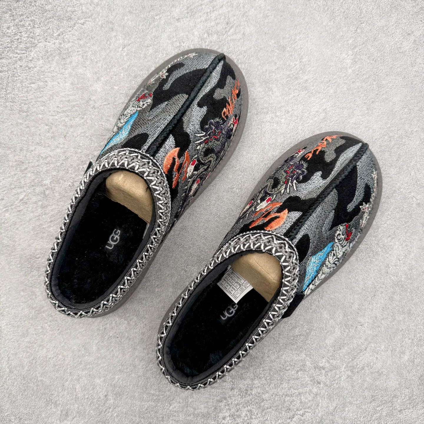 图片[3]-＃GX PALACE x UGG 7290 Tasman 小恶魔联名款柔软舒适低帮生活休闲鞋 男女同款 秋冬羊皮毛一体雪地靴 全鞋采用ZP同厂 隆丰A级澳洲进口羊皮毛一体 品牌代工厂生产线 完全遵循ZP工艺流程 代工厂原厂版师 秉承无原鞋不开发选择 注重每一处细节 市面最正版型 TREADLITE\\\”轻翼\\\”科技外底 轻便/耐用/柔韧/桩型【售后郑重承诺】一个月内若出现重大脱胶/断底等质量问题 直接为您换新！尺码：35 36 37 38 39 40 41 42 43 44 45-选品中心