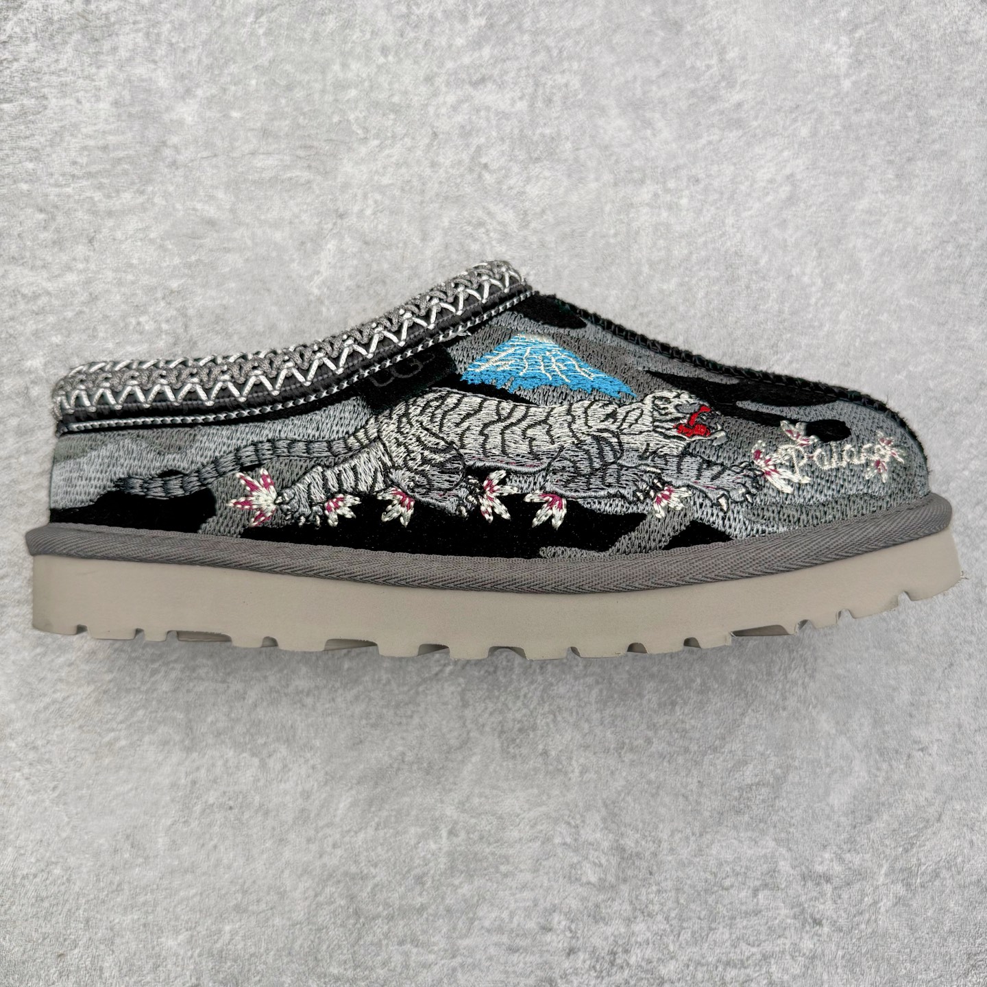 ＃GX PALACE x UGG 7290 Tasman 小恶魔联名款柔软舒适低帮生活休闲鞋 男女同款 秋冬羊皮毛一体雪地靴 全鞋采用ZP同厂 隆丰A级澳洲进口羊皮毛一体 品牌代工厂生产线 完全遵循ZP工艺流程 代工厂原厂版师 秉承无原鞋不开发选择 注重每一处细节 市面最正版型 TREADLITE\\\