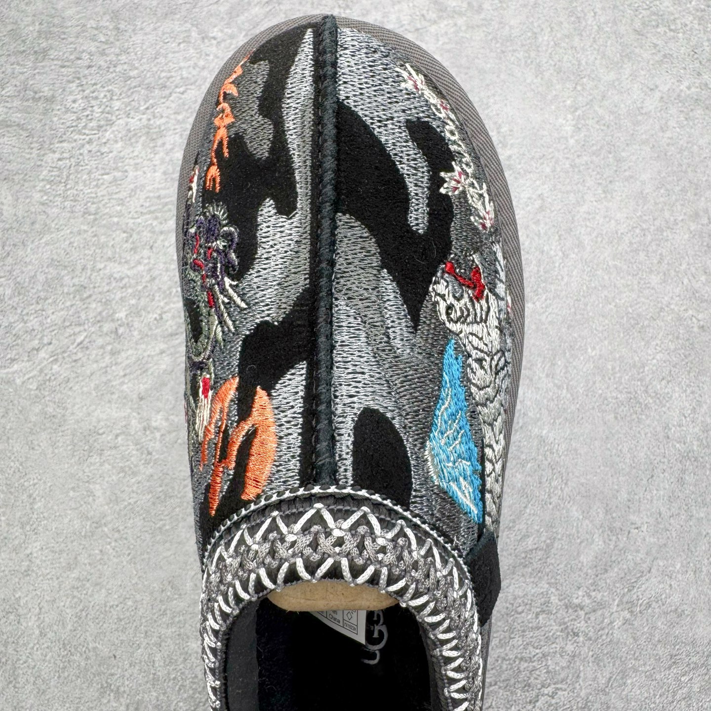 图片[4]-＃GX PALACE x UGG 7290 Tasman 小恶魔联名款柔软舒适低帮生活休闲鞋 男女同款 秋冬羊皮毛一体雪地靴 全鞋采用ZP同厂 隆丰A级澳洲进口羊皮毛一体 品牌代工厂生产线 完全遵循ZP工艺流程 代工厂原厂版师 秉承无原鞋不开发选择 注重每一处细节 市面最正版型 TREADLITE\\\”轻翼\\\”科技外底 轻便/耐用/柔韧/桩型【售后郑重承诺】一个月内若出现重大脱胶/断底等质量问题 直接为您换新！尺码：35 36 37 38 39 40 41 42 43 44 45-选品中心