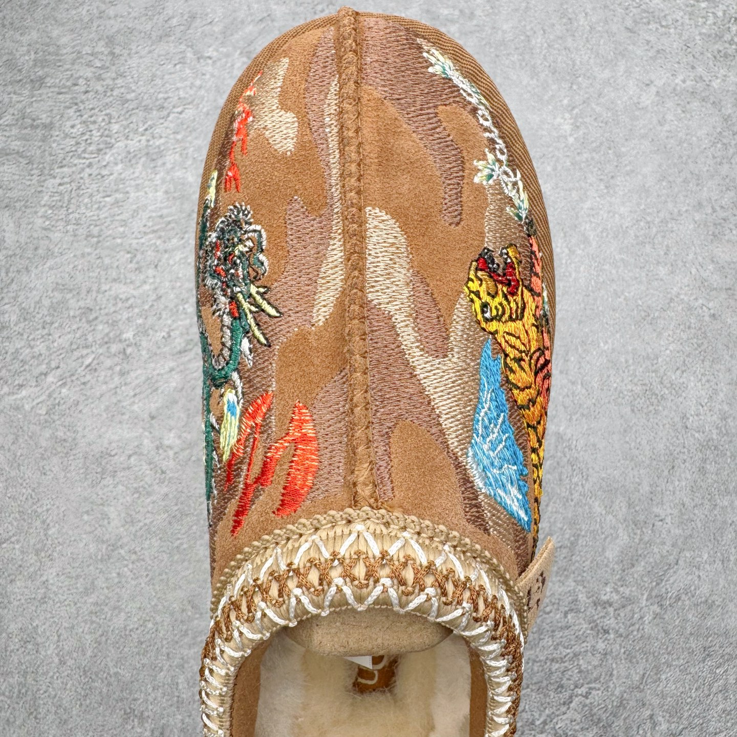 图片[4]-＃GX PALACE x UGG 7290 Tasman 小恶魔联名款柔软舒适低帮生活休闲鞋 男女同款 秋冬羊皮毛一体雪地靴 全鞋采用ZP同厂 隆丰A级澳洲进口羊皮毛一体 品牌代工厂生产线 完全遵循ZP工艺流程 代工厂原厂版师 秉承无原鞋不开发选择 注重每一处细节 市面最正版型 TREADLITE\\\”轻翼\\\”科技外底 轻便/耐用/柔韧/桩型【售后郑重承诺】一个月内若出现重大脱胶/断底等质量问题 直接为您换新！尺码：35 36 37 38 39 40 41 42 43 44 45-选品中心