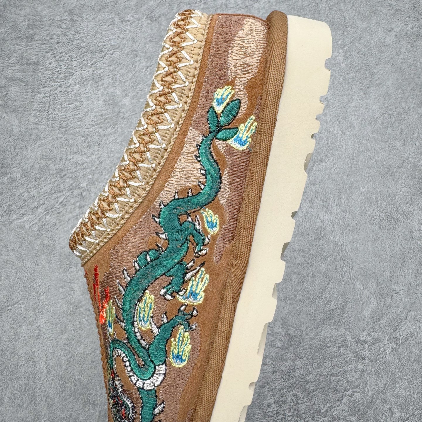 图片[7]-＃GX PALACE x UGG 7290 Tasman 小恶魔联名款柔软舒适低帮生活休闲鞋 男女同款 秋冬羊皮毛一体雪地靴 全鞋采用ZP同厂 隆丰A级澳洲进口羊皮毛一体 品牌代工厂生产线 完全遵循ZP工艺流程 代工厂原厂版师 秉承无原鞋不开发选择 注重每一处细节 市面最正版型 TREADLITE\\\”轻翼\\\”科技外底 轻便/耐用/柔韧/桩型【售后郑重承诺】一个月内若出现重大脱胶/断底等质量问题 直接为您换新！尺码：35 36 37 38 39 40 41 42 43 44 45-选品中心