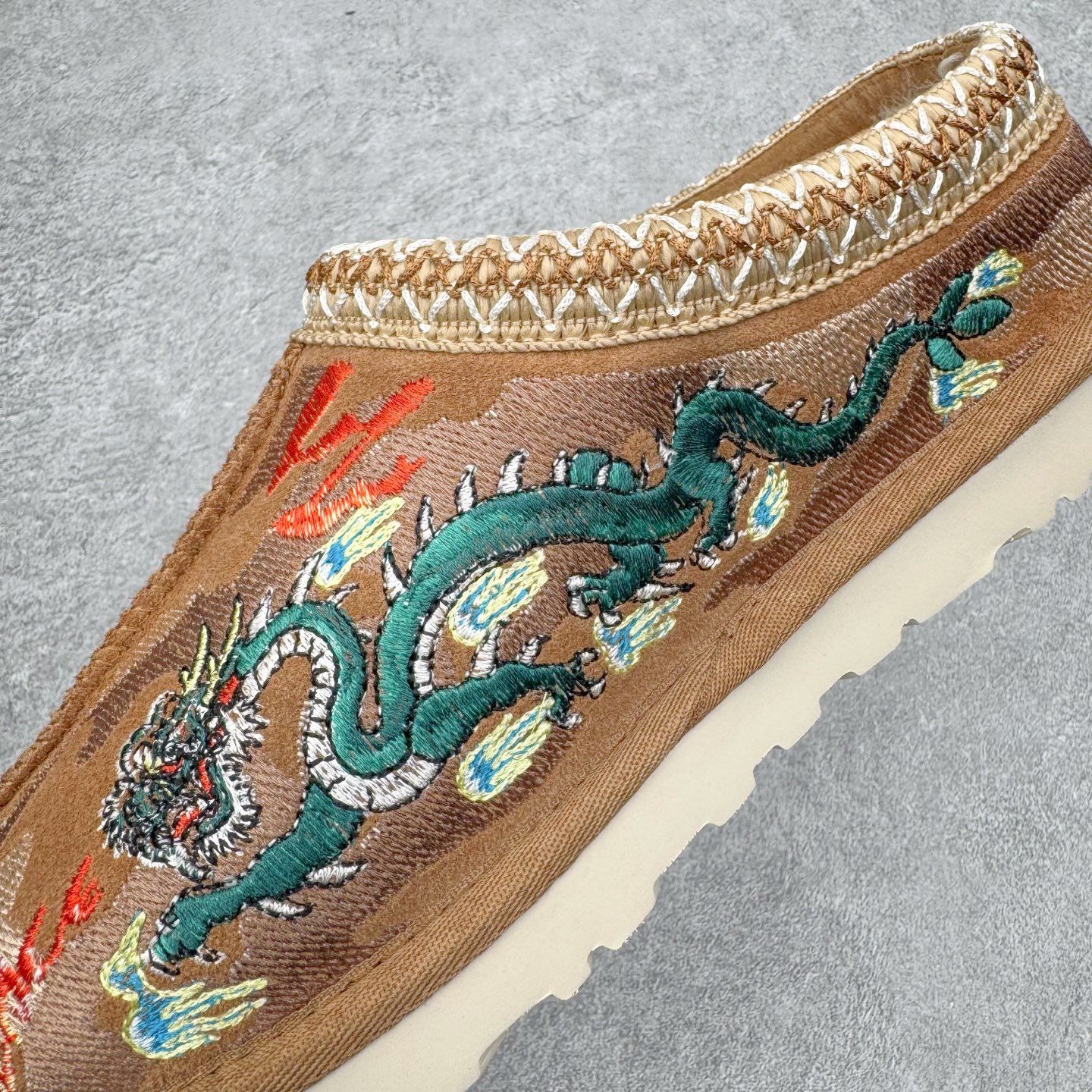 图片[12]-＃GX PALACE x UGG 7290 Tasman 小恶魔联名款柔软舒适低帮生活休闲鞋 男女同款 秋冬羊皮毛一体雪地靴 全鞋采用ZP同厂 隆丰A级澳洲进口羊皮毛一体 品牌代工厂生产线 完全遵循ZP工艺流程 代工厂原厂版师 秉承无原鞋不开发选择 注重每一处细节 市面最正版型 TREADLITE\\\”轻翼\\\”科技外底 轻便/耐用/柔韧/桩型【售后郑重承诺】一个月内若出现重大脱胶/断底等质量问题 直接为您换新！尺码：35 36 37 38 39 40 41 42 43 44 45-选品中心