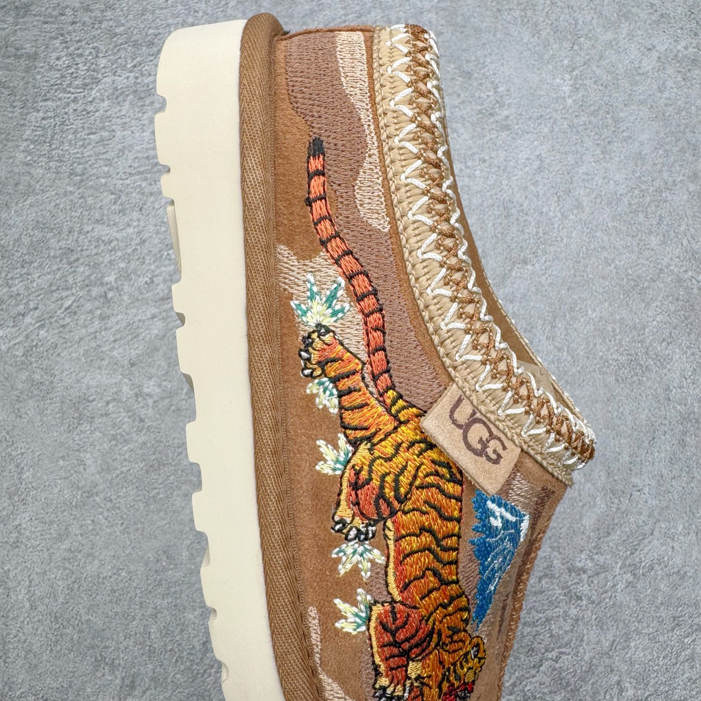 图片[6]-＃GX PALACE x UGG 7290 Tasman 小恶魔联名款柔软舒适低帮生活休闲鞋 男女同款 秋冬羊皮毛一体雪地靴 全鞋采用ZP同厂 隆丰A级澳洲进口羊皮毛一体 品牌代工厂生产线 完全遵循ZP工艺流程 代工厂原厂版师 秉承无原鞋不开发选择 注重每一处细节 市面最正版型 TREADLITE\\\”轻翼\\\”科技外底 轻便/耐用/柔韧/桩型【售后郑重承诺】一个月内若出现重大脱胶/断底等质量问题 直接为您换新！尺码：35 36 37 38 39 40 41 42 43 44 45-选品中心