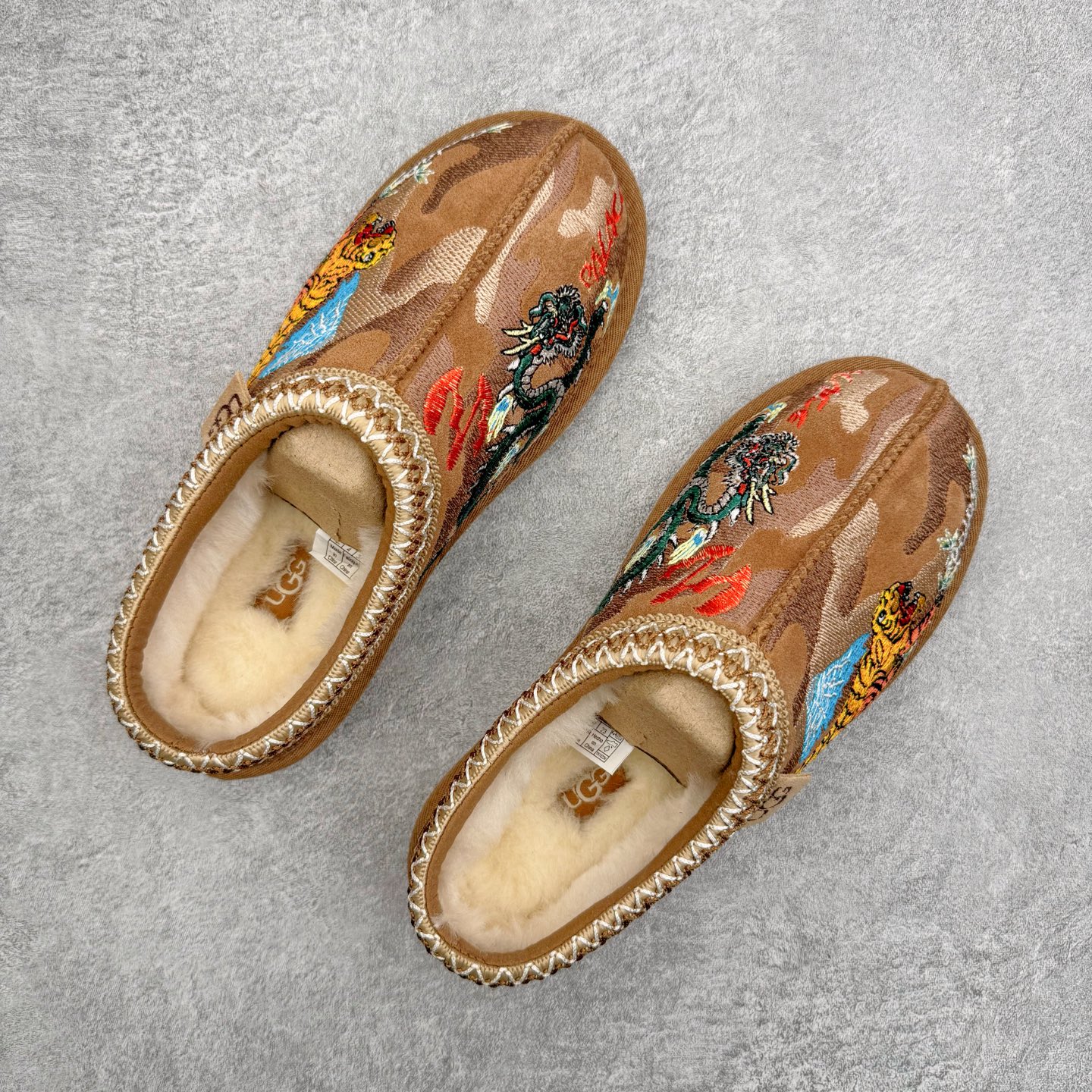 图片[3]-＃GX PALACE x UGG 7290 Tasman 小恶魔联名款柔软舒适低帮生活休闲鞋 男女同款 秋冬羊皮毛一体雪地靴 全鞋采用ZP同厂 隆丰A级澳洲进口羊皮毛一体 品牌代工厂生产线 完全遵循ZP工艺流程 代工厂原厂版师 秉承无原鞋不开发选择 注重每一处细节 市面最正版型 TREADLITE\\\”轻翼\\\”科技外底 轻便/耐用/柔韧/桩型【售后郑重承诺】一个月内若出现重大脱胶/断底等质量问题 直接为您换新！尺码：35 36 37 38 39 40 41 42 43 44 45-选品中心