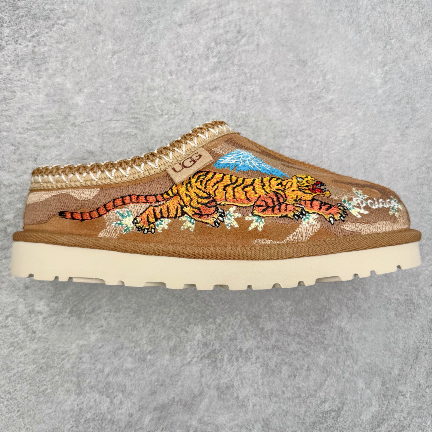 ＃GX PALACE x UGG 7290 Tasman 小恶魔联名款柔软舒适低帮生活休闲鞋 男女同款 秋冬羊皮毛一体雪地靴 全鞋采用ZP同厂 隆丰A级澳洲进口羊皮毛一体 品牌代工厂生产线 完全遵循ZP工艺流程 代工厂原厂版师 秉承无原鞋不开发选择 注重每一处细节 市面最正版型 TREADLITE\\\