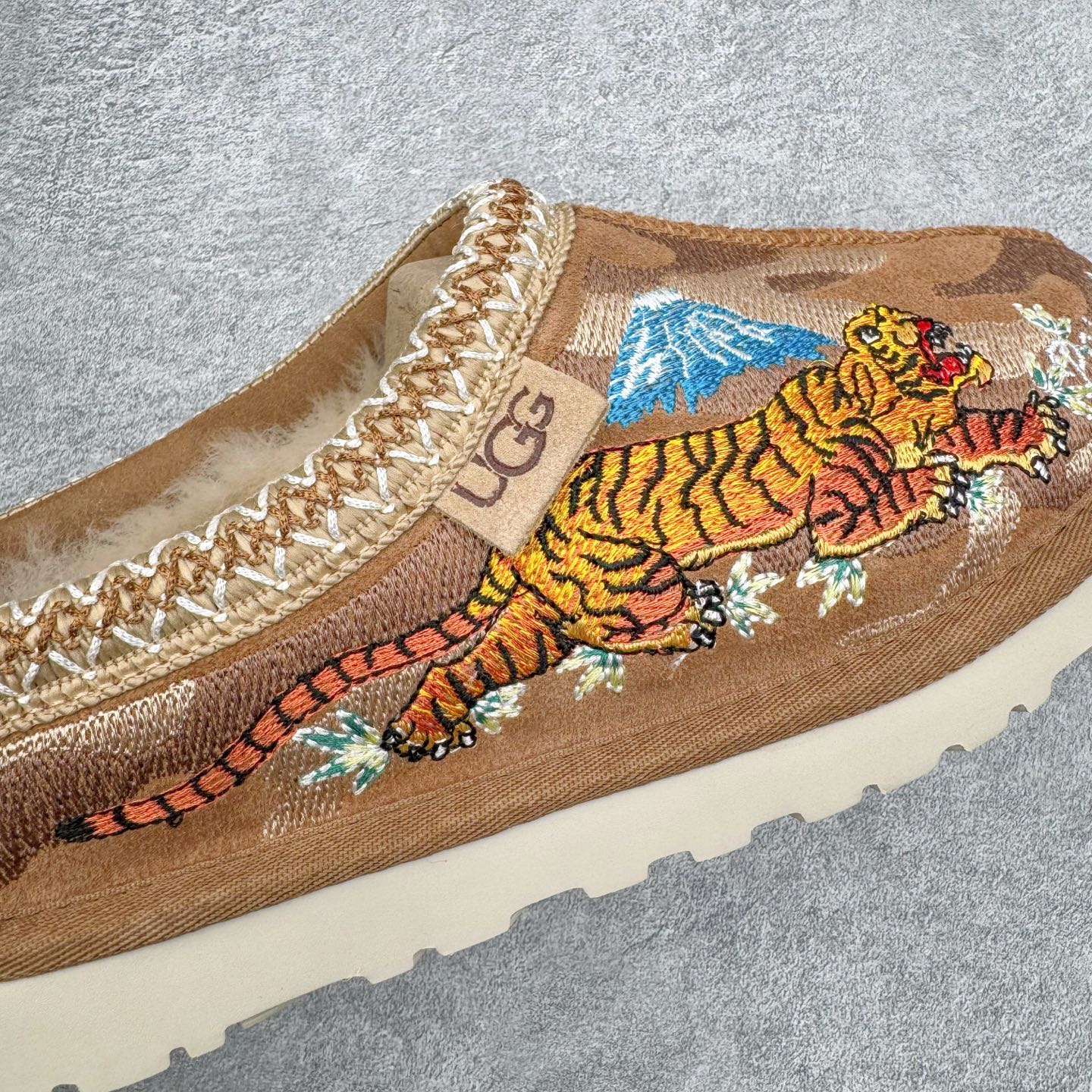 图片[14]-＃GX PALACE x UGG 7290 Tasman 小恶魔联名款柔软舒适低帮生活休闲鞋 男女同款 秋冬羊皮毛一体雪地靴 全鞋采用ZP同厂 隆丰A级澳洲进口羊皮毛一体 品牌代工厂生产线 完全遵循ZP工艺流程 代工厂原厂版师 秉承无原鞋不开发选择 注重每一处细节 市面最正版型 TREADLITE\\\”轻翼\\\”科技外底 轻便/耐用/柔韧/桩型【售后郑重承诺】一个月内若出现重大脱胶/断底等质量问题 直接为您换新！尺码：35 36 37 38 39 40 41 42 43 44 45-选品中心